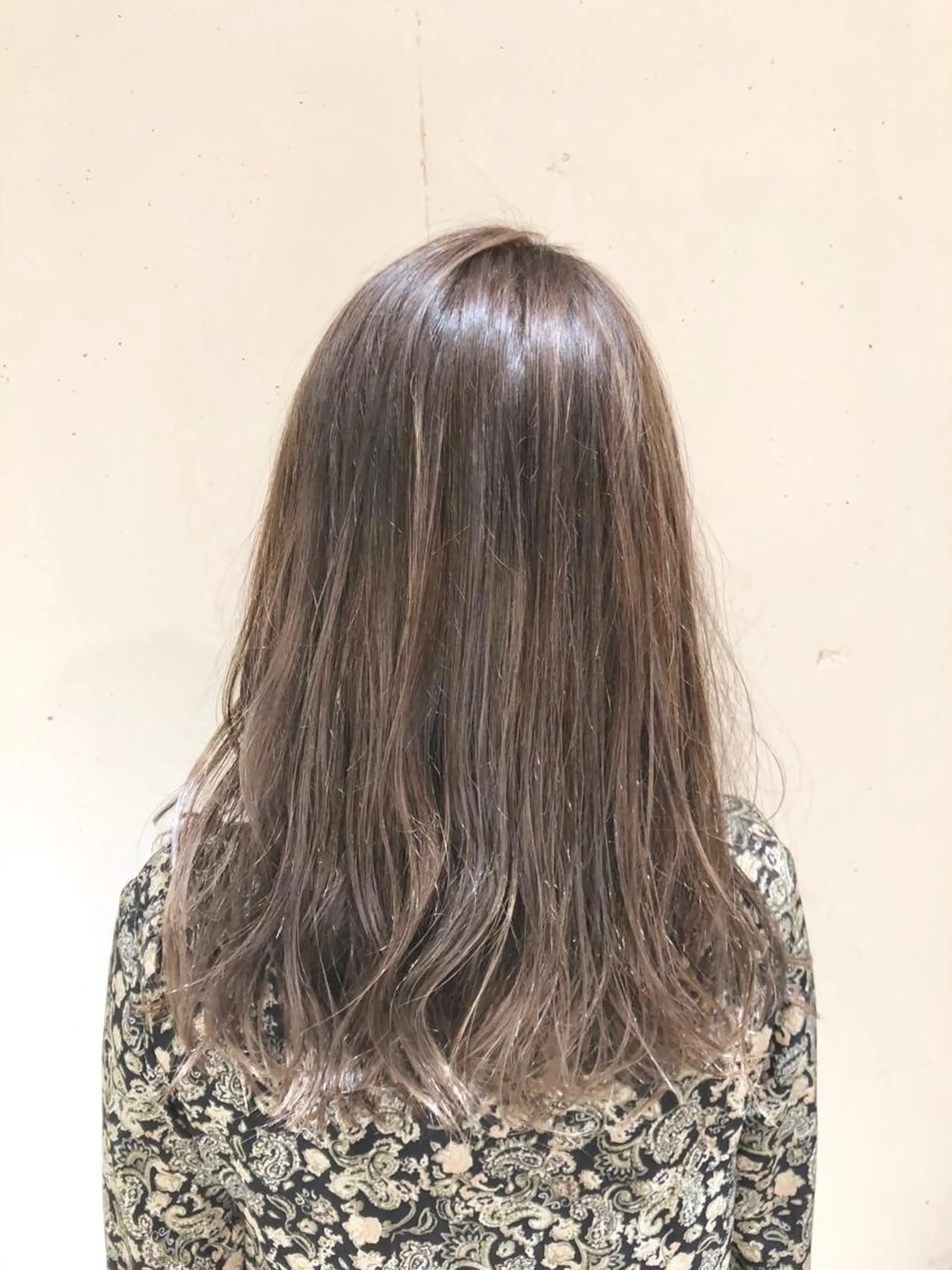 セミロング カラー パーマ ヘアアレンジ セミロングパーマ バレイヤージュ ベージュカラー 黒髪 フォギーベージュ 【ツヤ髪美容師】 ツダケイスケのヘアスタイル