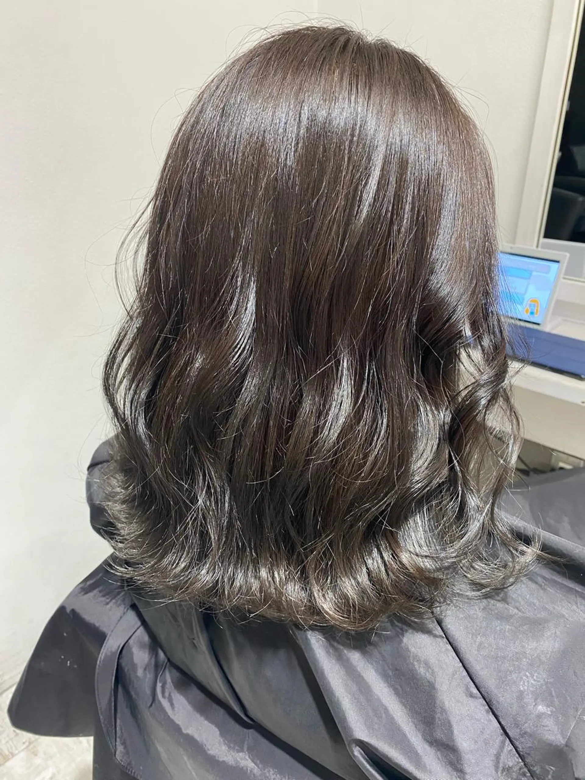 ミディアム maya レイヤーカットのヘアスタイル