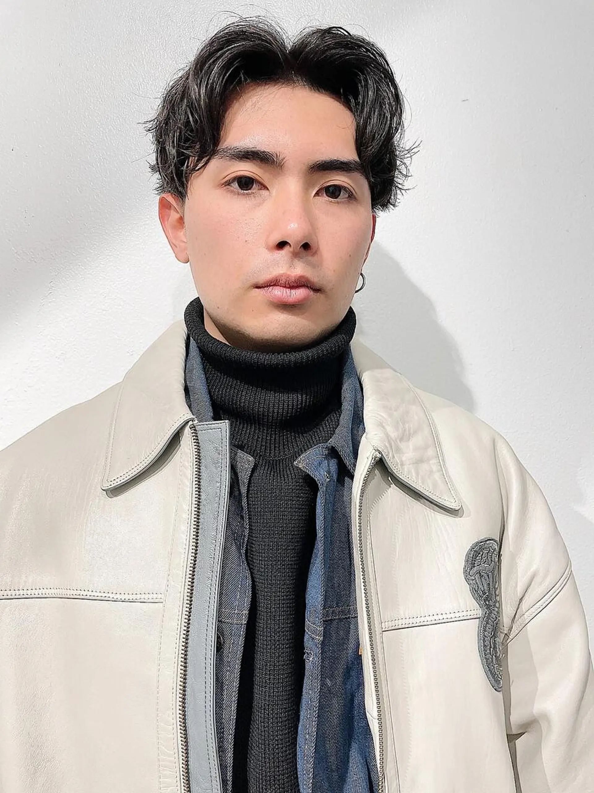 ショート カラー パーマ メンズ メンズバレイヤージュ メンズブリーチ センターパート フェードカット メンズハイライト スパイラルパーマ 🌐hina⭐️のヘアスタイル