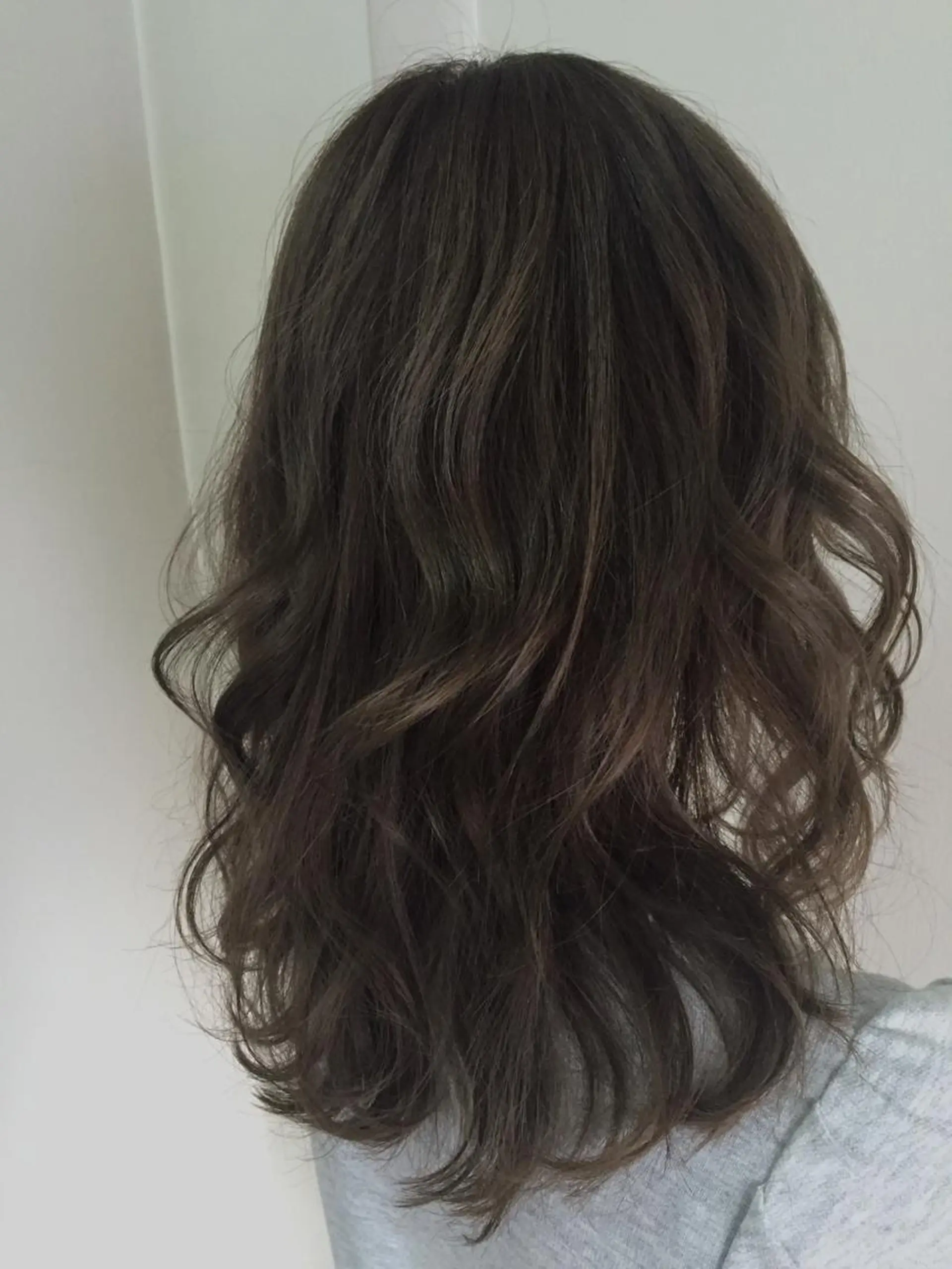 ミディアム カラー パーマ ブルーカラー ブルージュ 若杉 諒のヘアスタイル