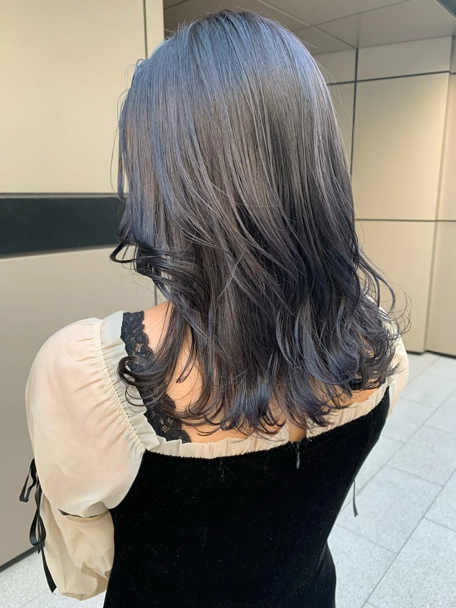 ミディアム カラー メンズ メンズブリーチ ブリーチ ブルーカラー ブルーグレー ブルーグレージュ ヘアカラー トリートメント レイヤー/大人メンズ パーマ🌀 平島拓也のヘアスタイル