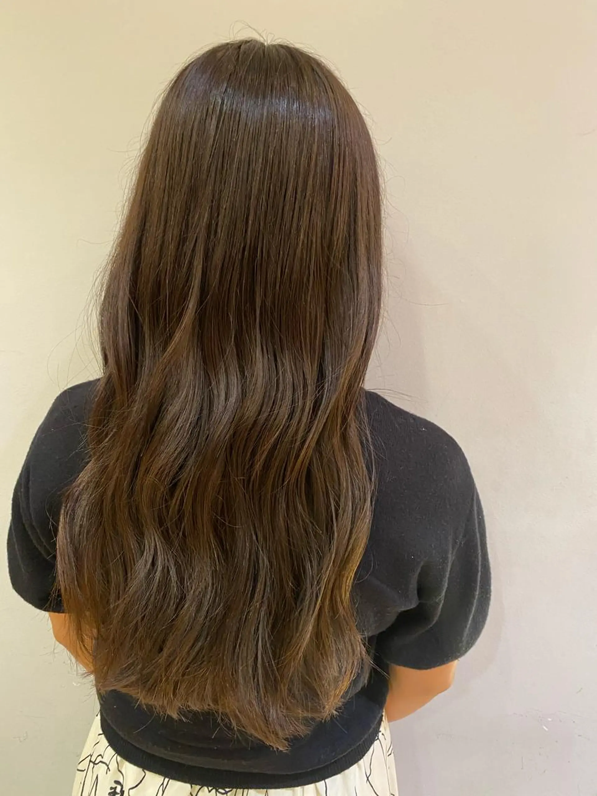 ロング カラー アッシュ ベージュカラー ヘアカラー トリートメント 大人可愛い♡コテ巻き パーマ🌼杉田 萌恵のヘアスタイル