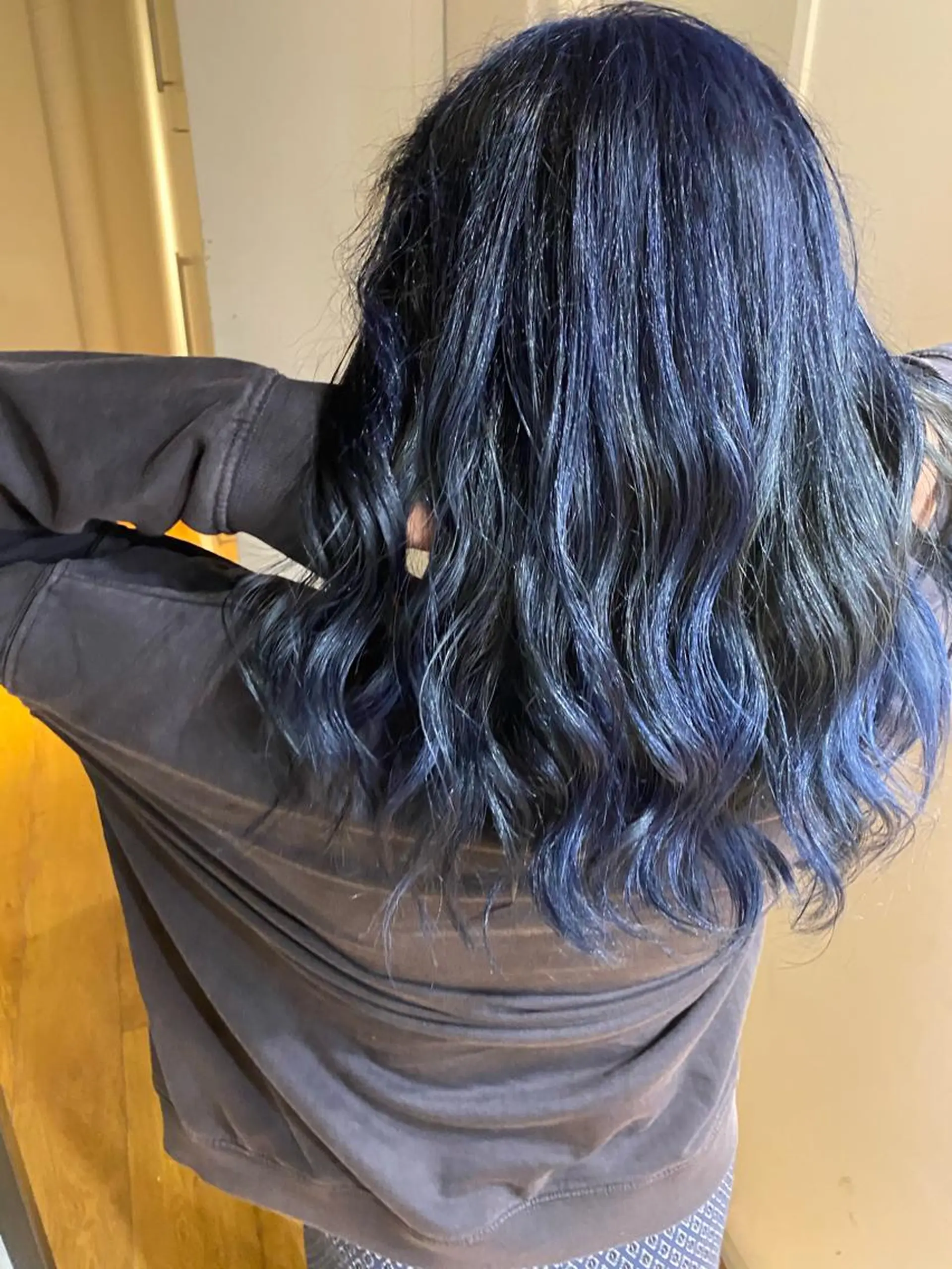 セミロング カラー ヘアアレンジ アッシュ ブリーチ ネイビーカラー 久米 治仁のヘアスタイル