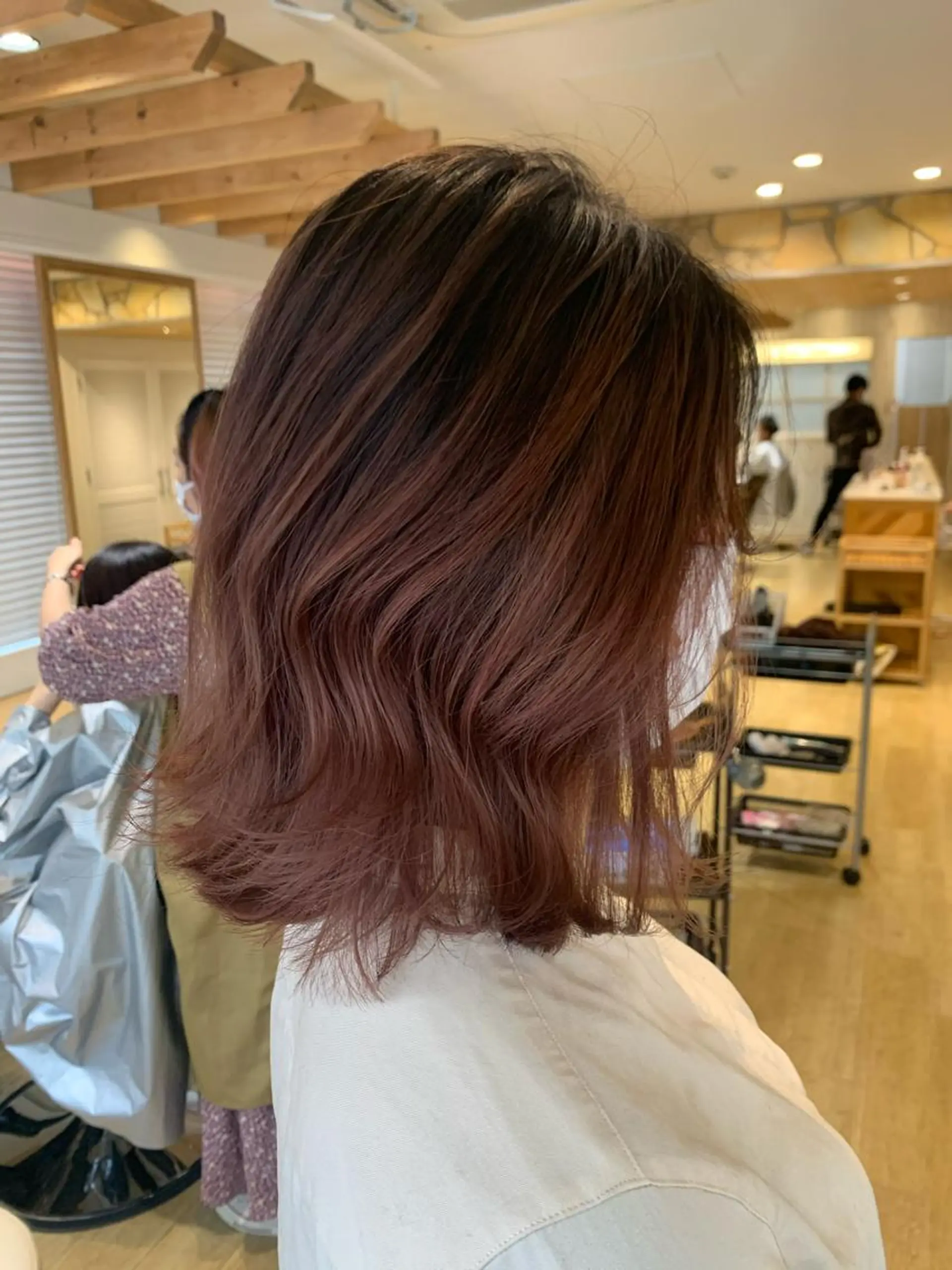 ミディアム レイヤーカット ヘアカラー トリートメント 渋谷ハイトーン/ デザインカラー阿部のヘアスタイル