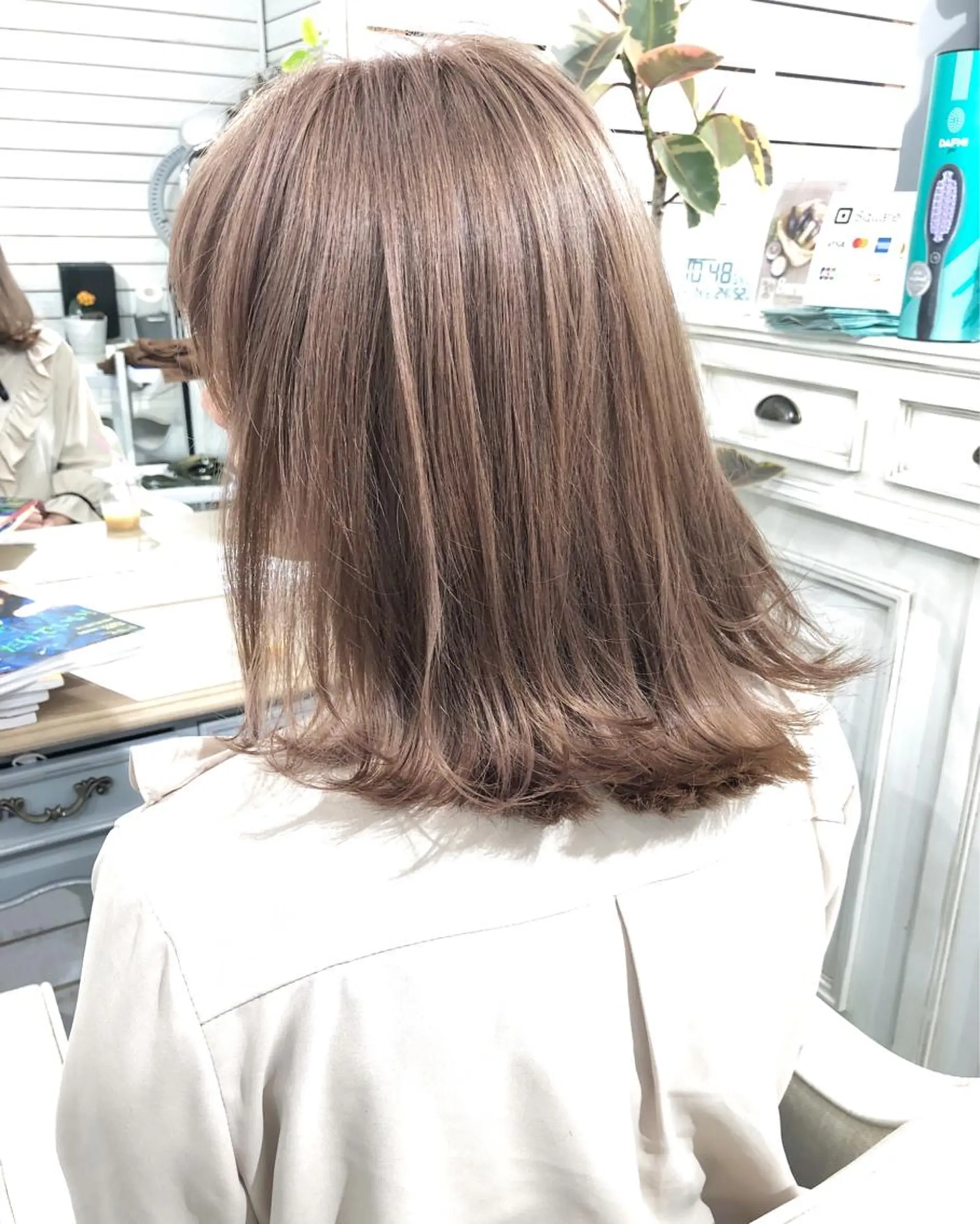 ミディアム カラー ベージュカラー ミルクティーベージュ レイヤーカット BLend 渋谷のヘアスタイル