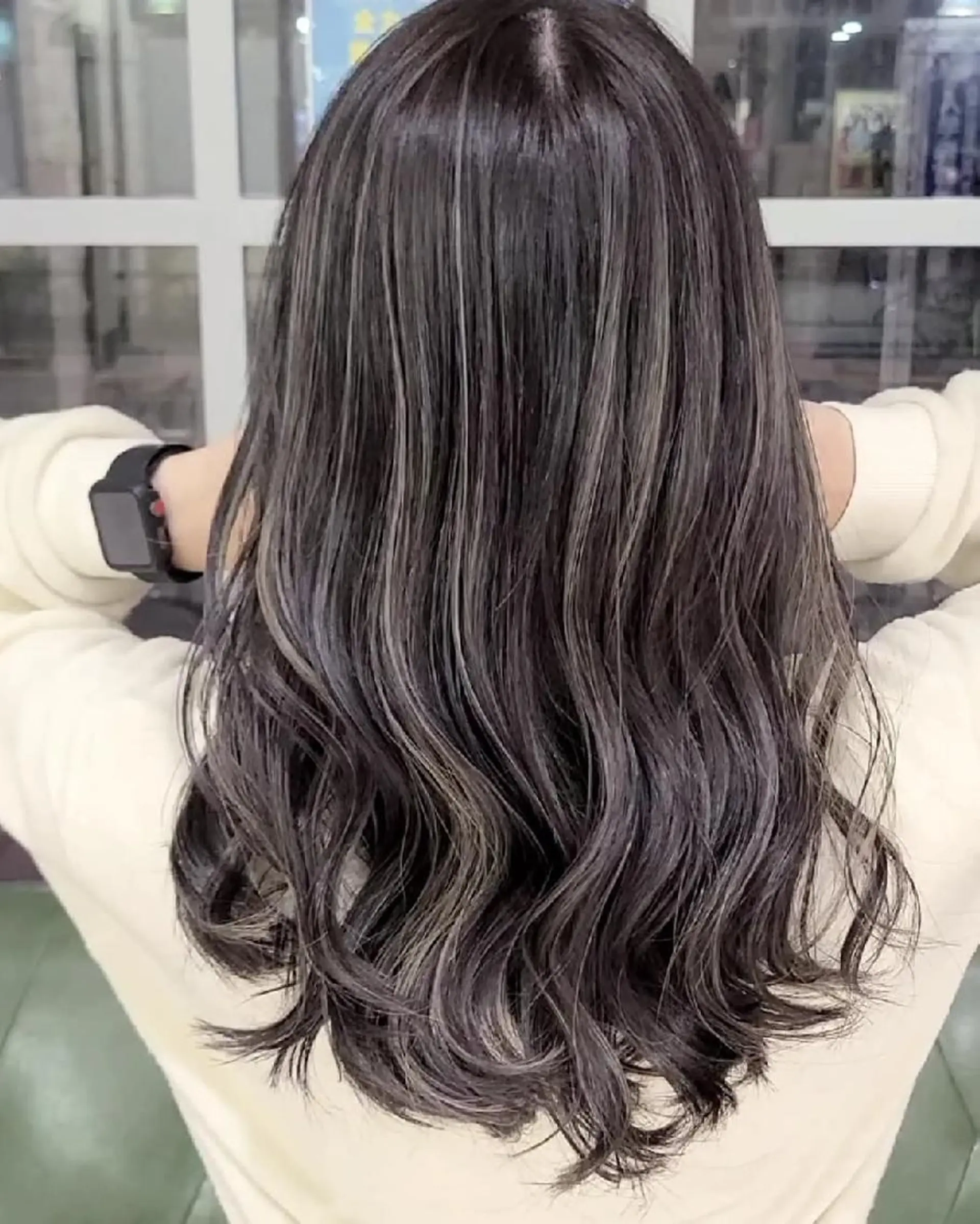 セミロング カラー アッシュ アッシュグレー バレイヤージュ ベージュカラー ブリーチ カット ヘアカラー トリートメント バレイヤージュ/ ハイライト/大内格のヘアスタイル