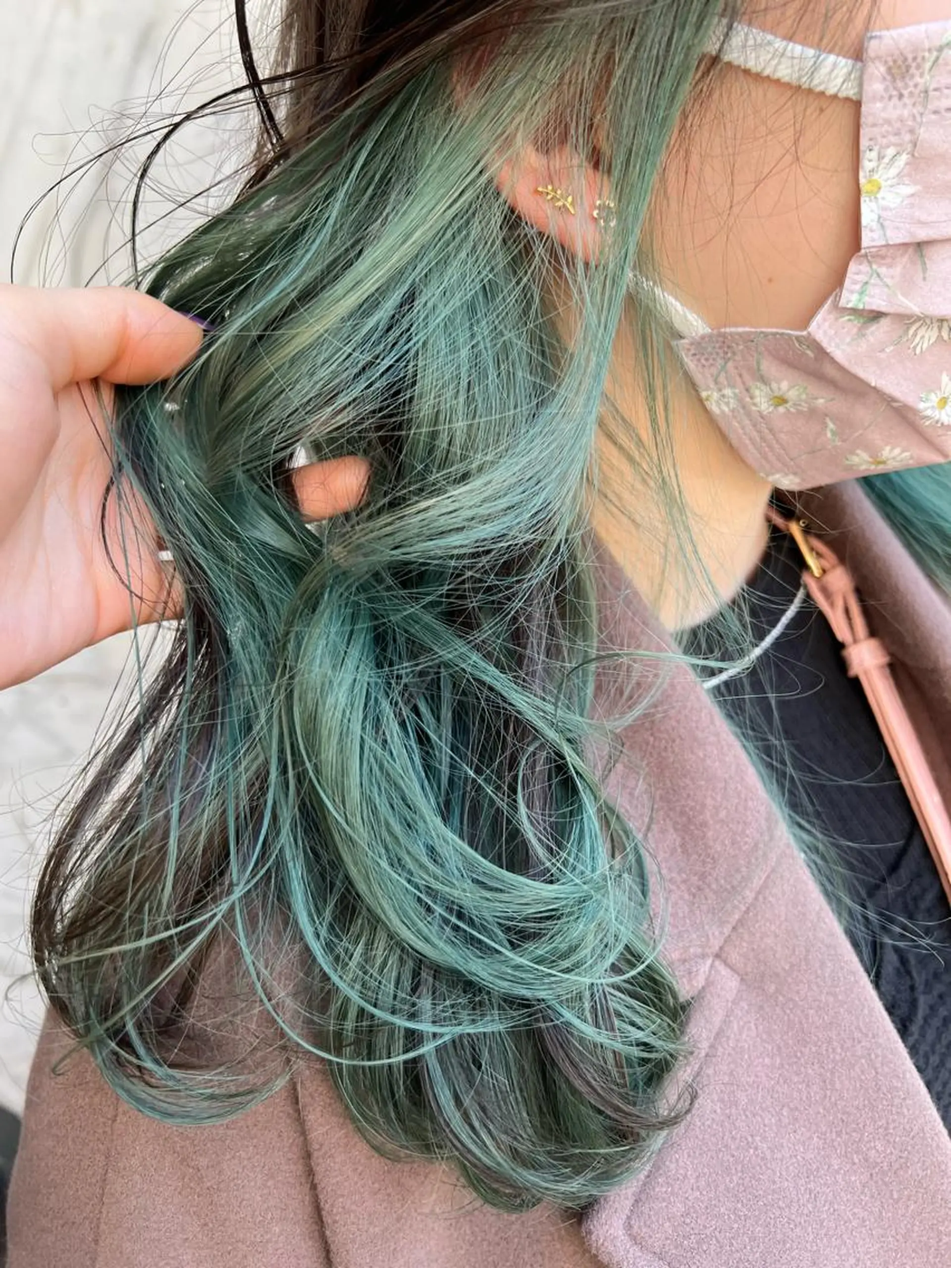 セミロング カラー ヘアアレンジ ブリーチ 暗髪カラー🫐パーマ おくだりんかのヘアスタイル