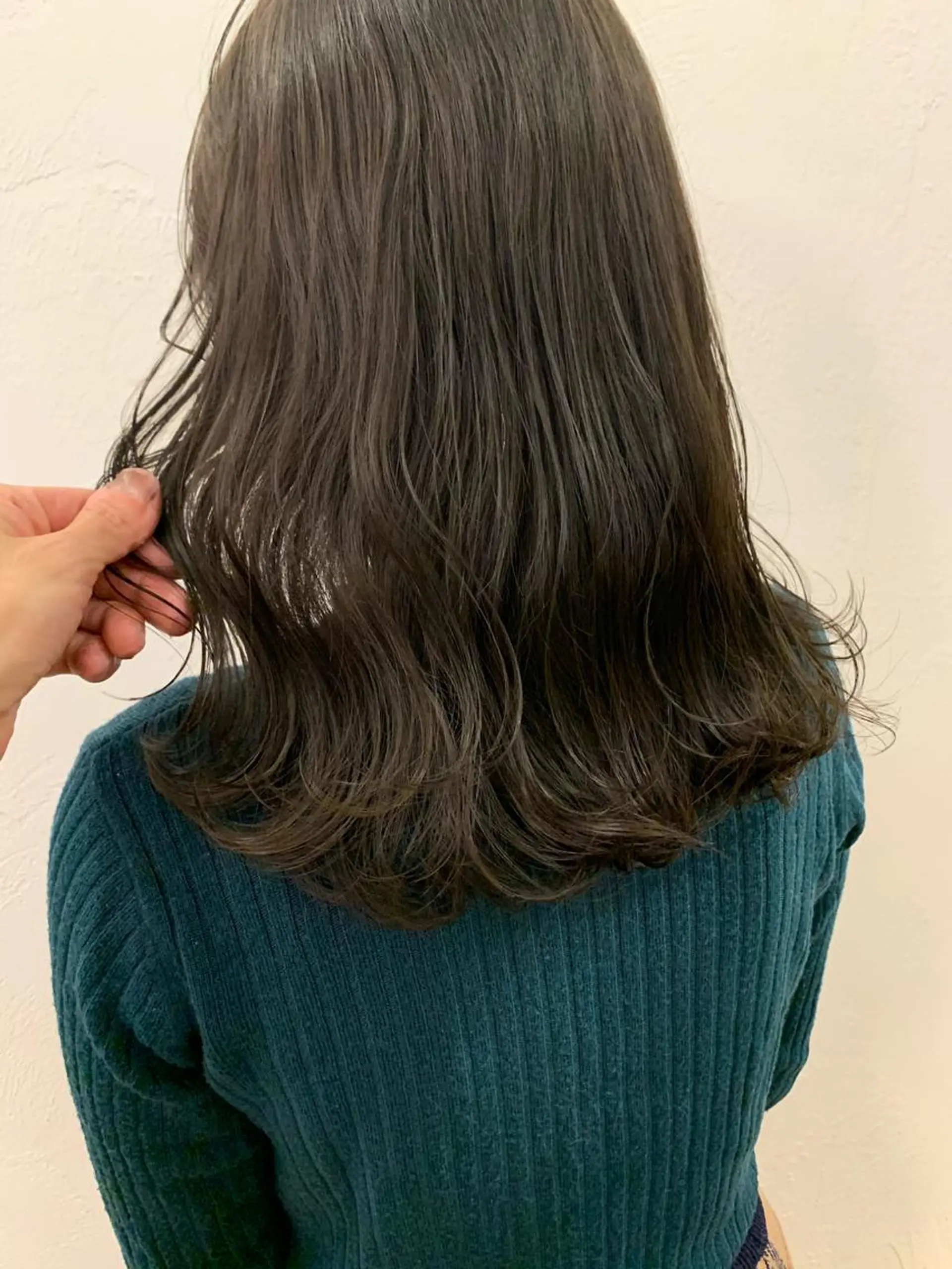 セミロング カラー ネイル ハイトーンボブ 前田 表参道　グレージュのヘアスタイル