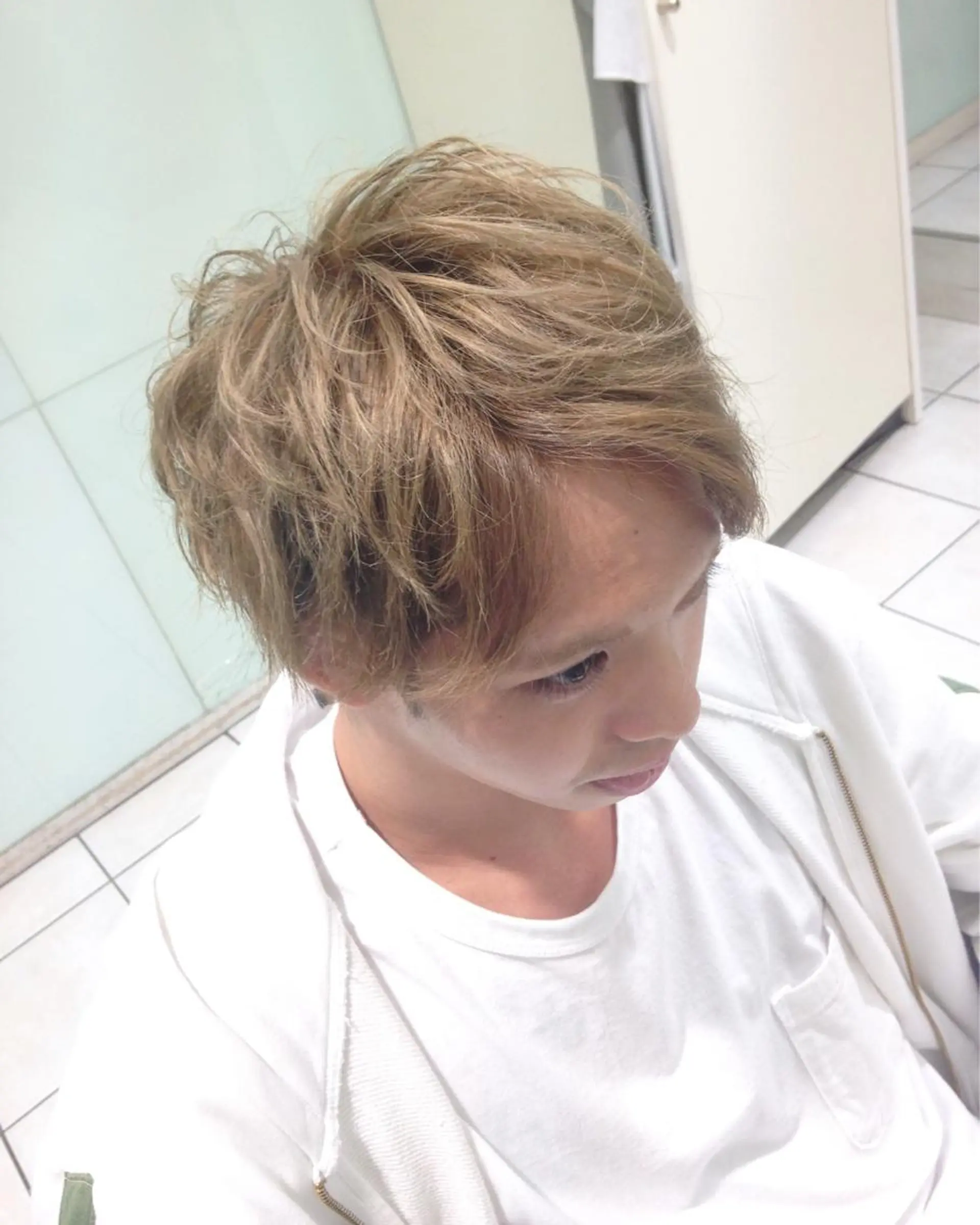 ショート カラー メンズ メンズブリーチ ベージュカラー ブリーチ 🟦メンズパーマ🟦 横浜駅｜小上馬淳司のヘアスタイル