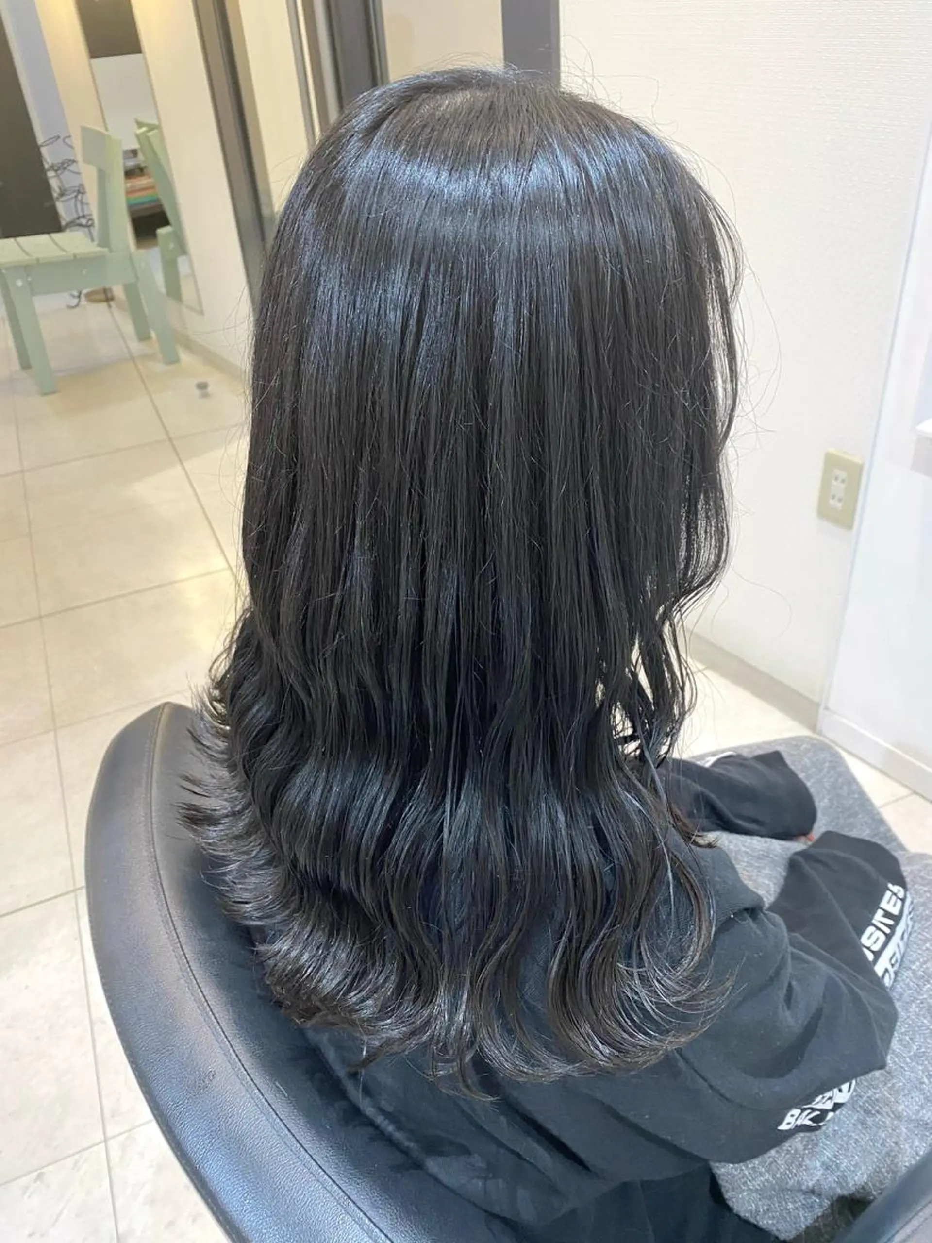 ロング カラー 黒髪 ブルーカラー ブルーブラック くさかみさき🌼暖色 /耳つぼ/オタク🌼のヘアスタイル