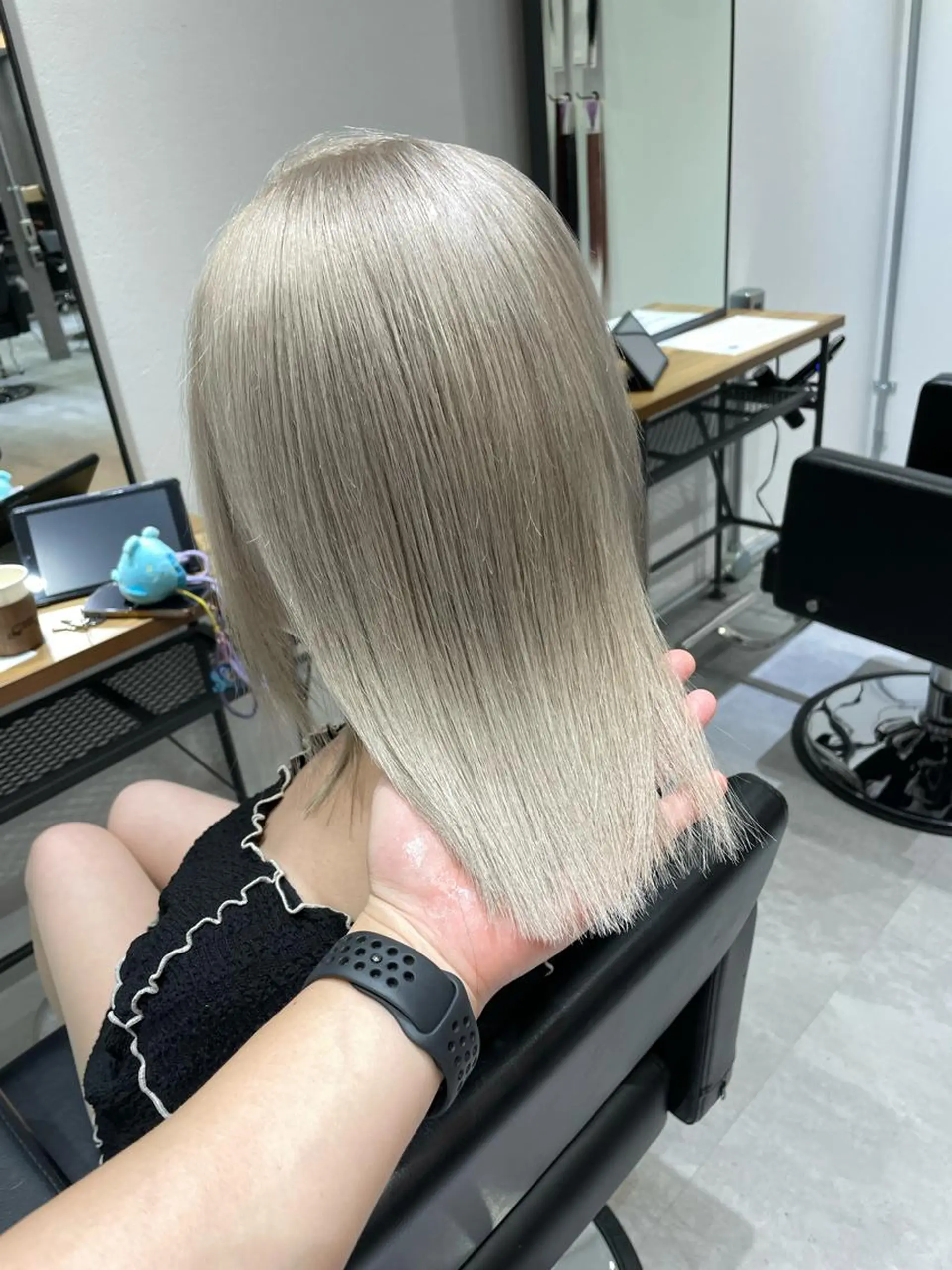 セミロング カラー アッシュ ベージュカラー ダブルカラー ハイトーンカラー シルバー KEISUKE🐶 カラー✨エクステのヘアスタイル