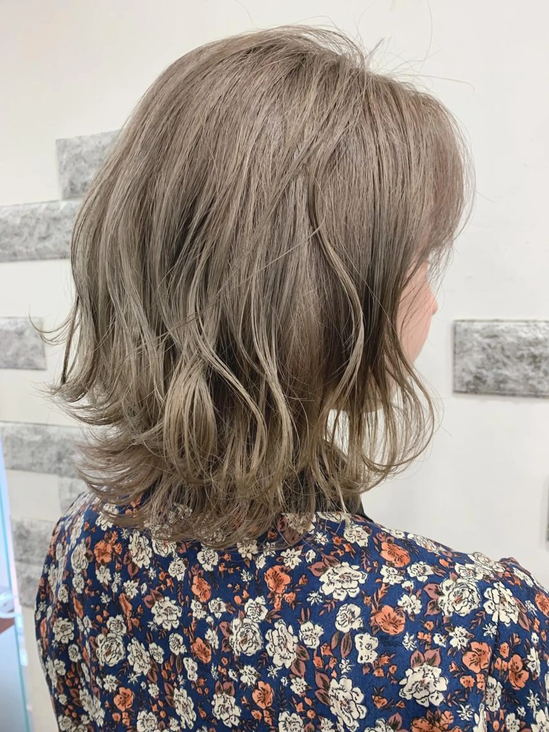 ミディアム カラー 薄田 珠美のヘアスタイル