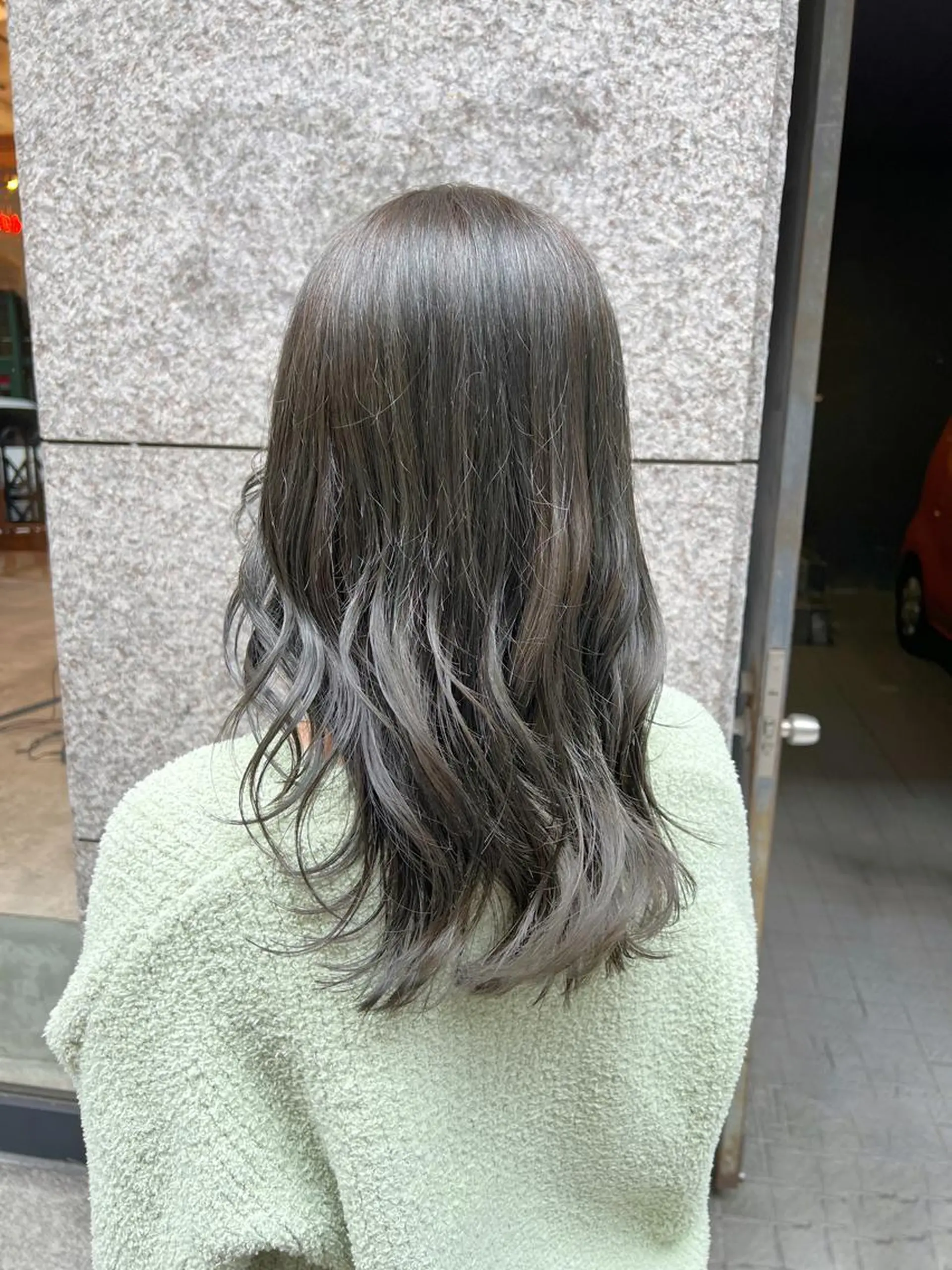 ロング カラー ベージュカラー オリーブベージュ THINK SHOP sakiのヘアスタイル