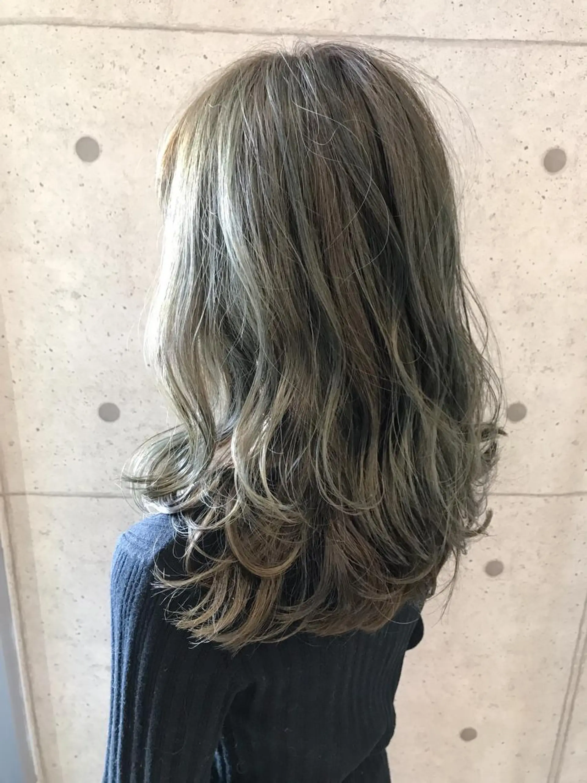 ミディアム カラー ブリーチ 💎馴染むエクステ× 縮毛矯正TOMO💎のヘアスタイル