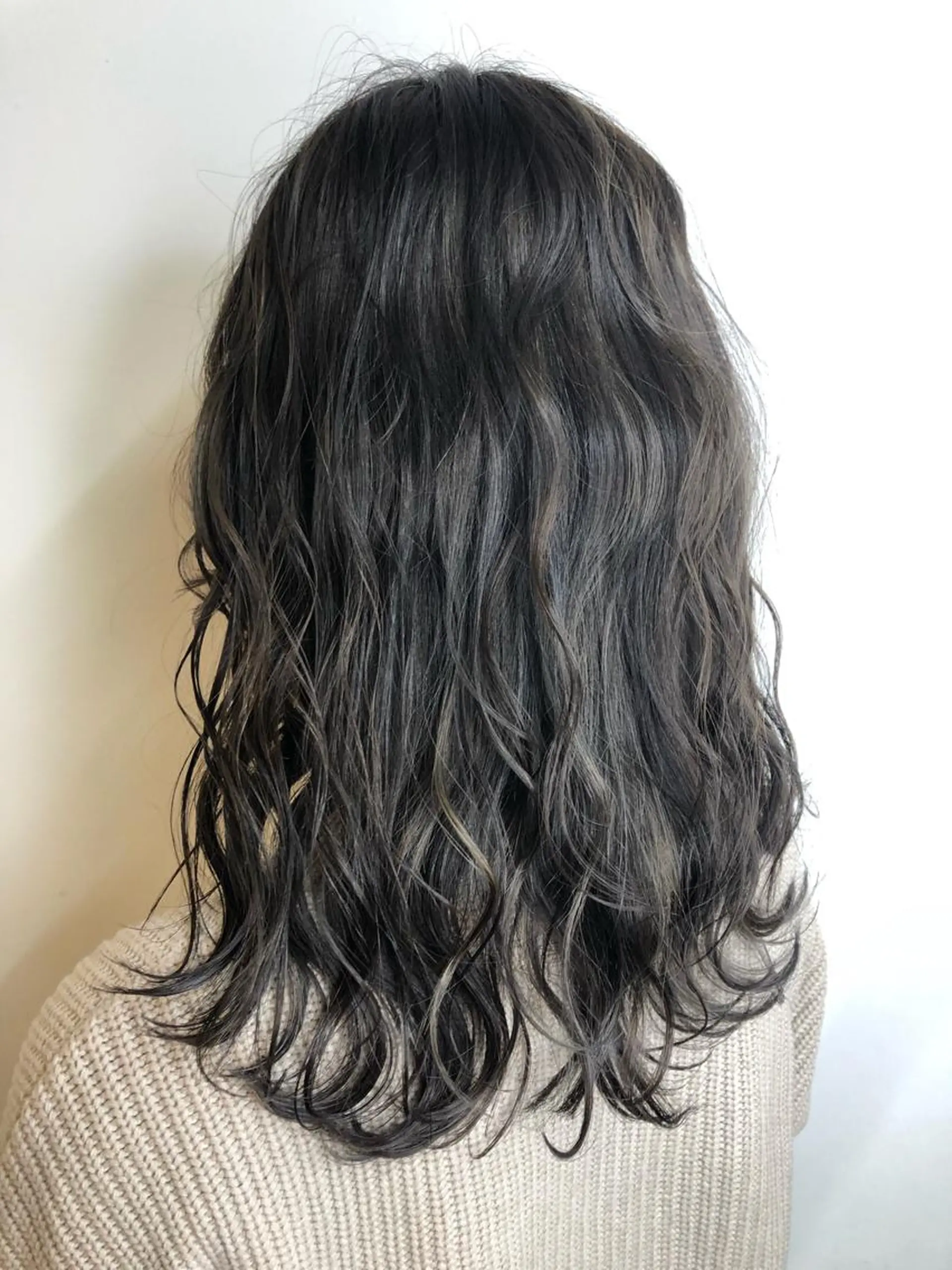 ミディアム カラー アッシュ 360°キレイな ショートカットのヘアスタイル