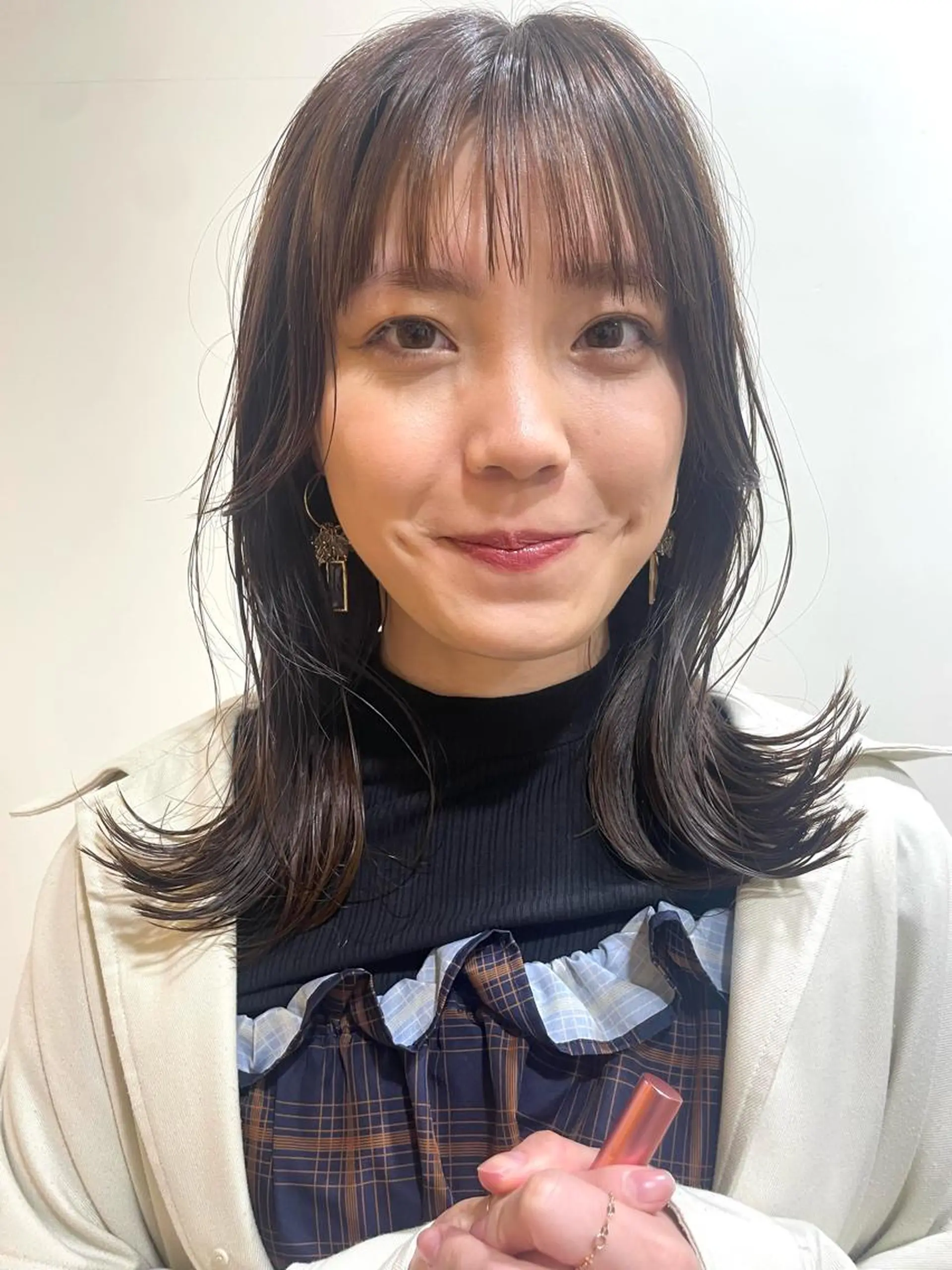 ミディアム カラー アッシュ アッシュグレー カット ヘアカラー トリートメント レイヤー／似合わせ TAKUYAのヘアスタイル