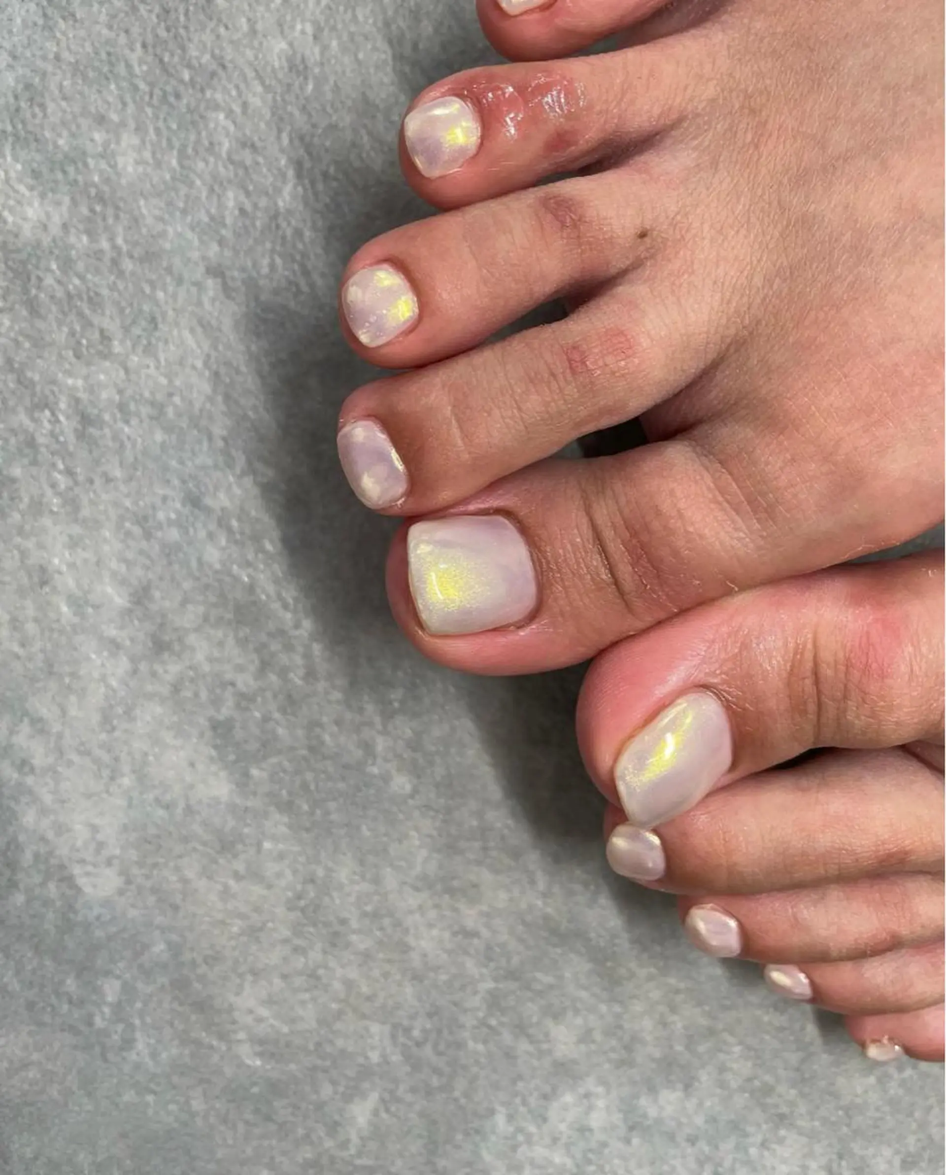 ネイル オーロラネイル ホワイト ハンドネイル フットネイル kiii.__ ✴︎*のネイルデザイン