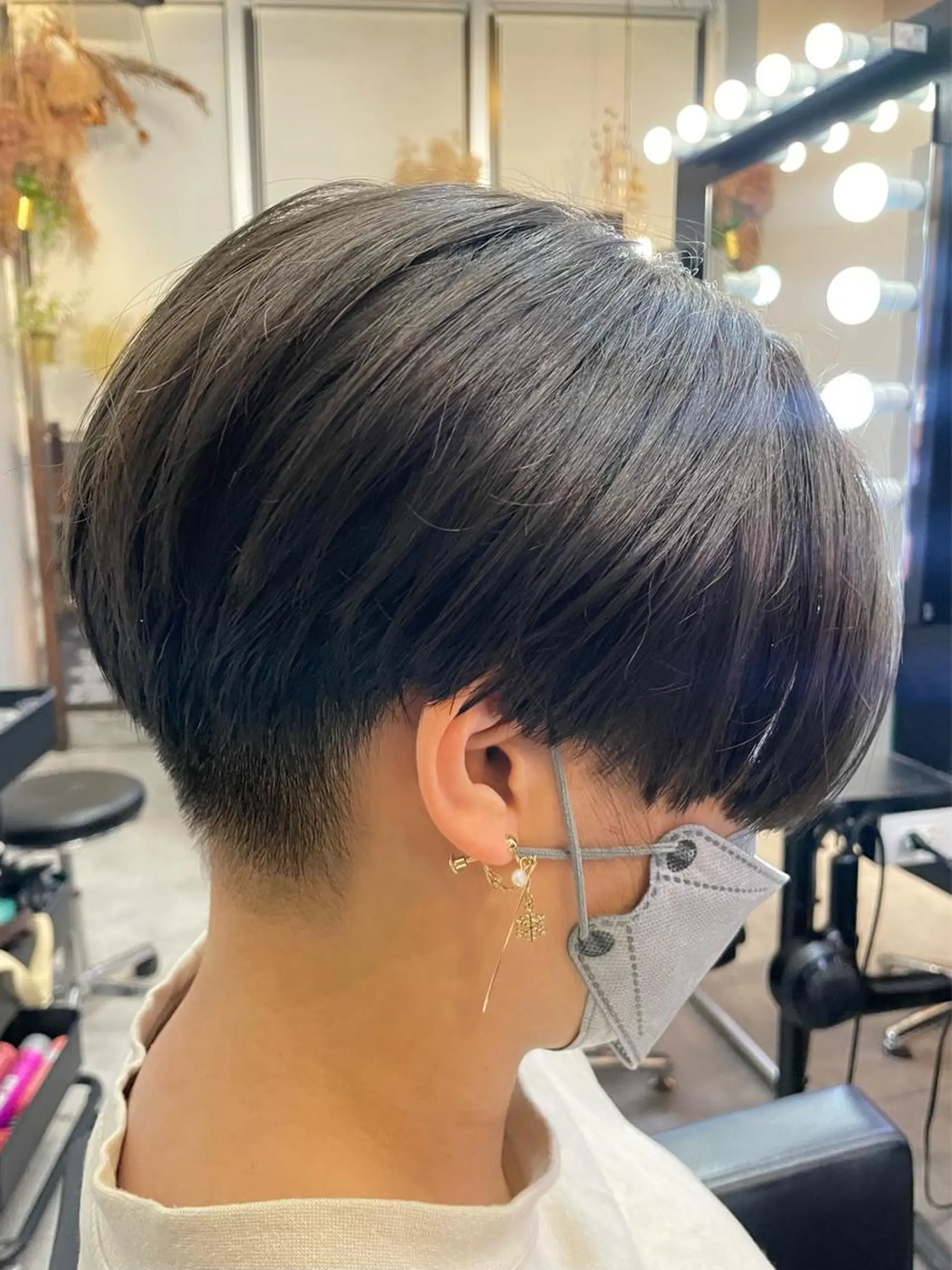 ショート カラー ハンサムショート ダークグレー ショートヘア カット ヘアカラー トリートメント ブリーチなし透明感 タケザワミキのヘアスタイル
