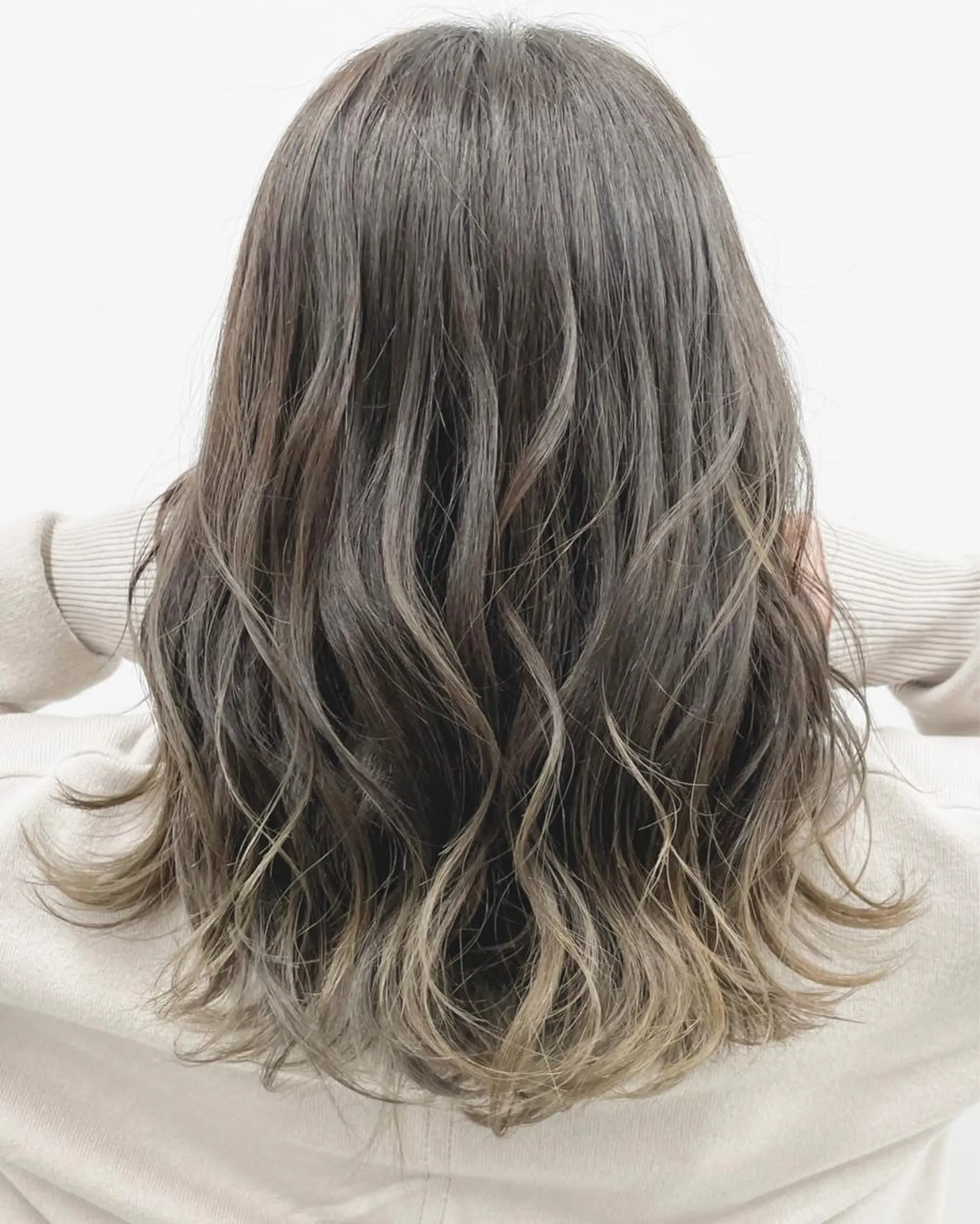ミディアム カラー ヘアアレンジ バレイヤージュ グレージュ レイヤーカット 🦄インナーカラー 🦄貫井彩花のヘアスタイル