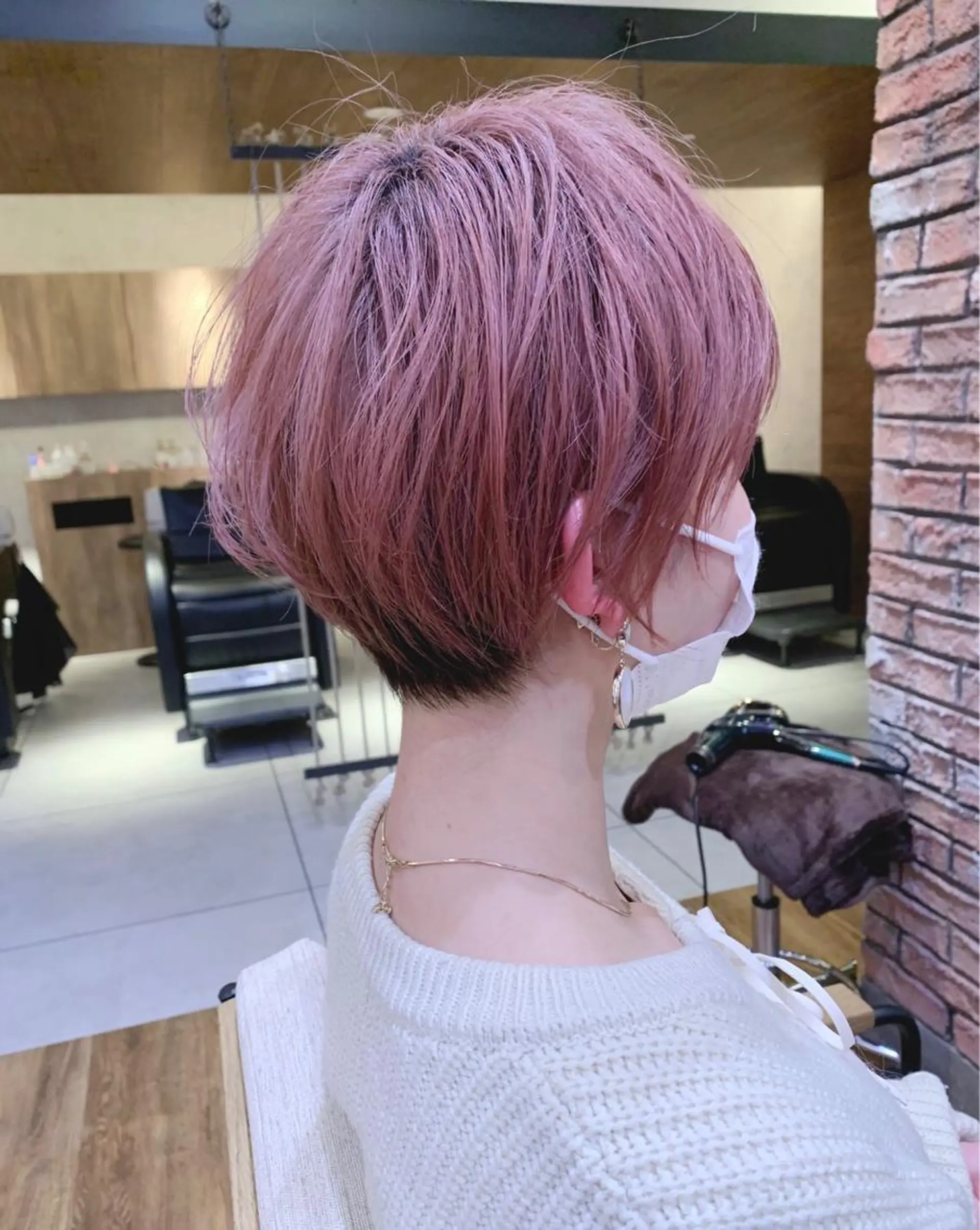 カラー 三條場 彩夏のヘアスタイル