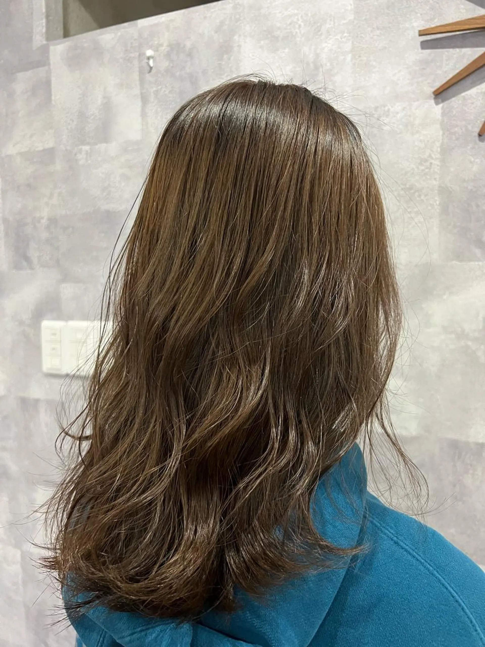 セミロング ヘアカラー 岡田 麗華のヘアスタイル