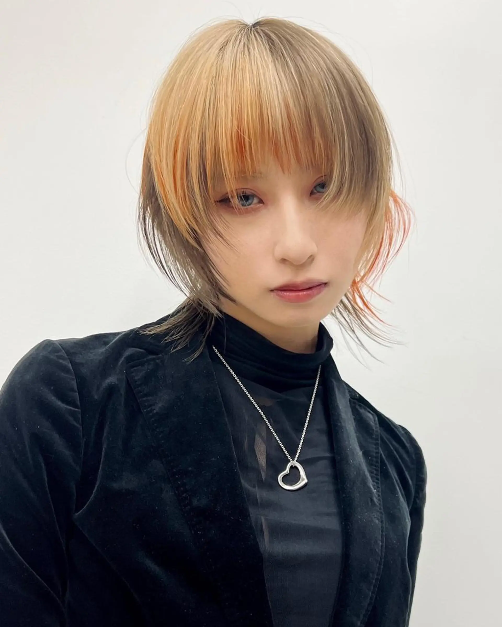 ショート カラー ブリーチ ケアブリーチ デザインカラー ハイトーンカラー ウルフカット ヘアカラー トリートメント ヘアセット Null 表参道のヘアスタイル