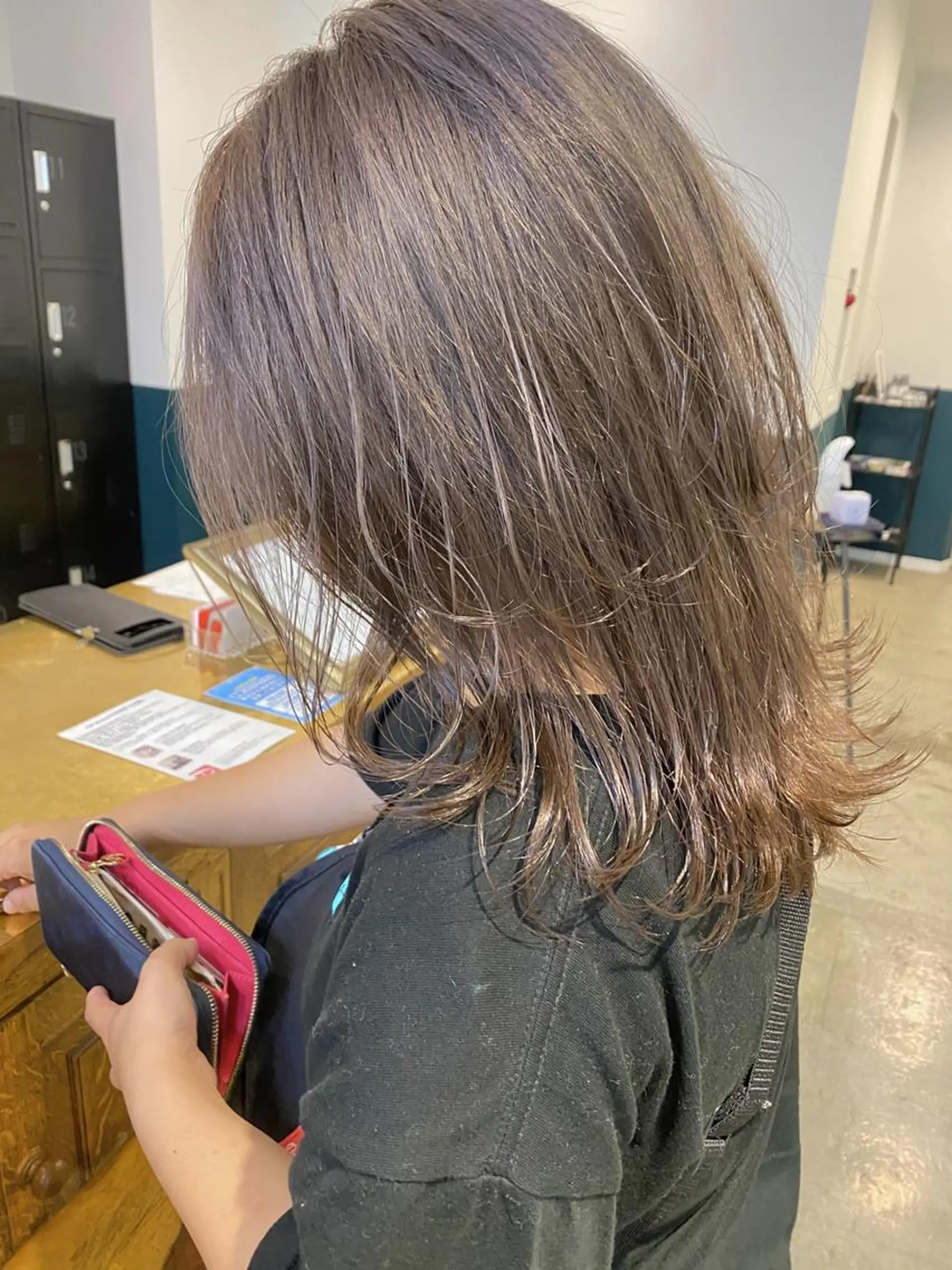 ミディアム アッシュ レイヤーカット ヘアカラー トリートメント TELAHAIR 髪質改善特化型サロンのヘアスタイル