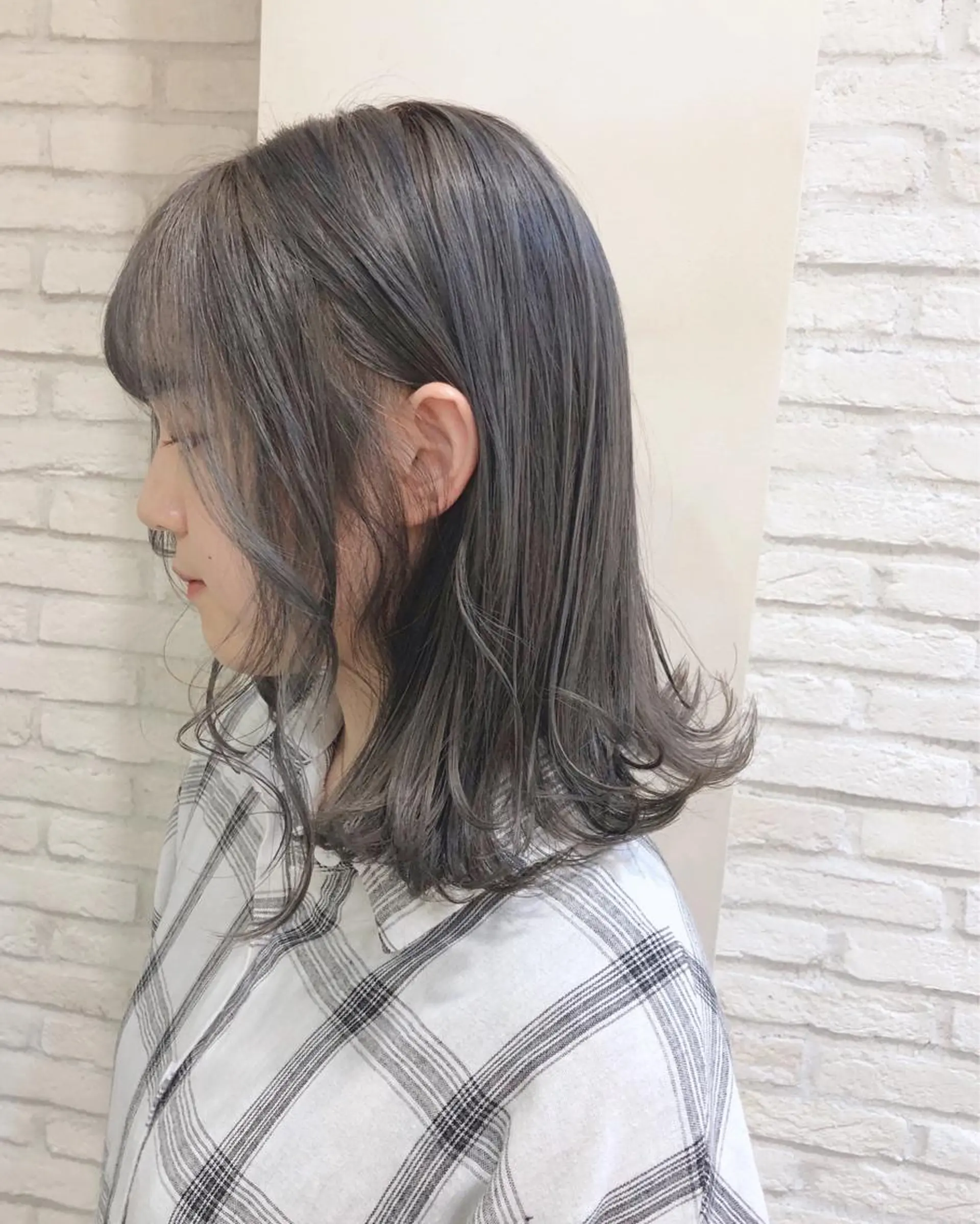 ミディアム カラー アッシュ ブリーチ シルバー シルバーアッシュ HAUS 片山みほのヘアスタイル
