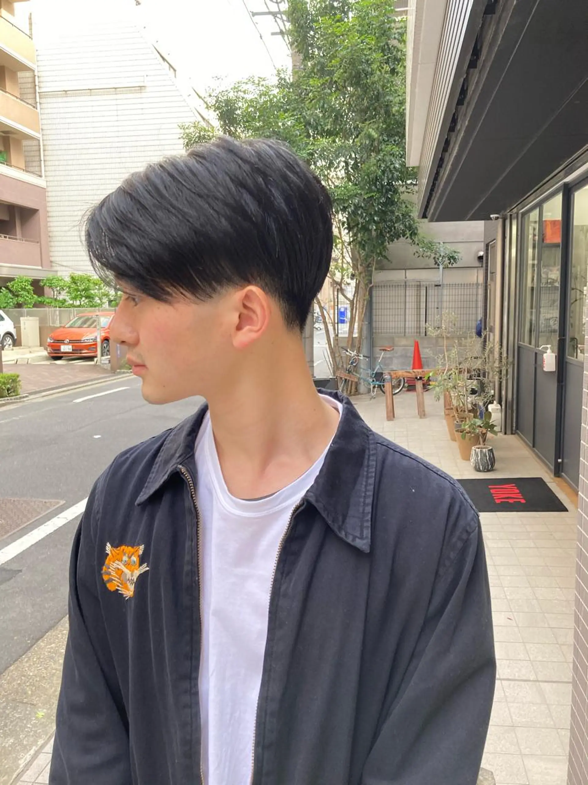 ショート メンズ センターパート メンズパーマ ツーブロック 刈り上げ 松岡 俊輔のヘアスタイル