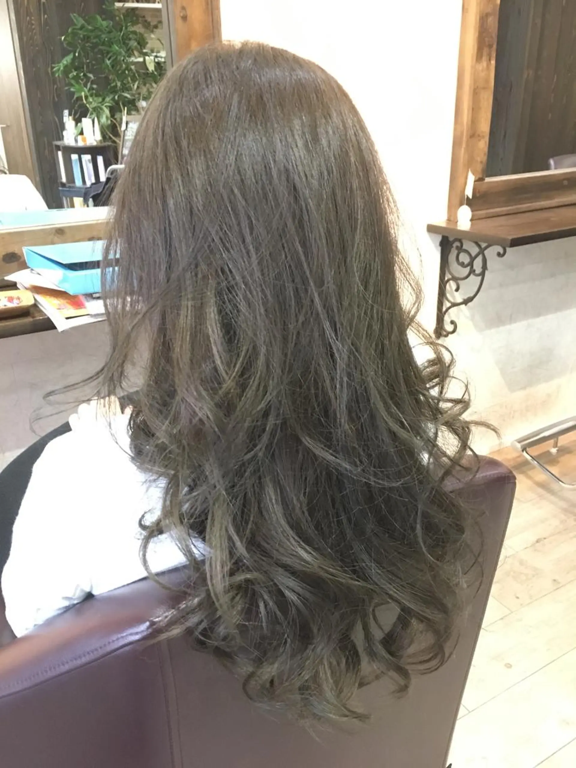 ロング カラー アッシュ アッシュグレー カット ヘアカラー BELCHIC所属・松本 亮のヘアスタイル