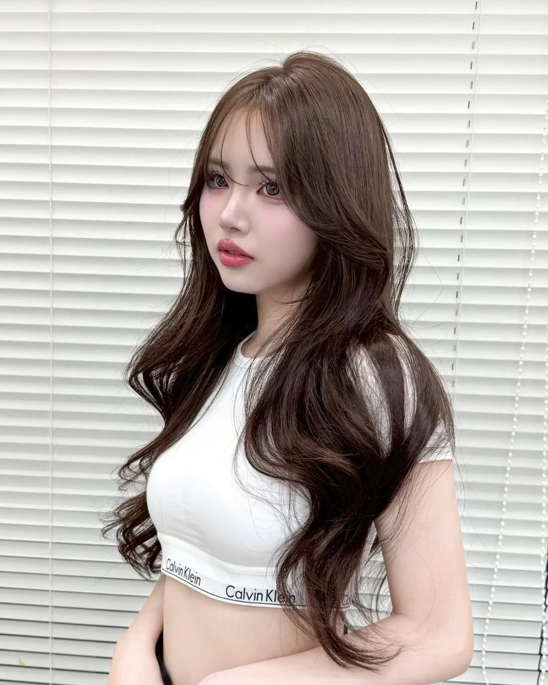 カラー 韓国🇰🇷トレンド レイヤーカット🩶のヘアスタイル