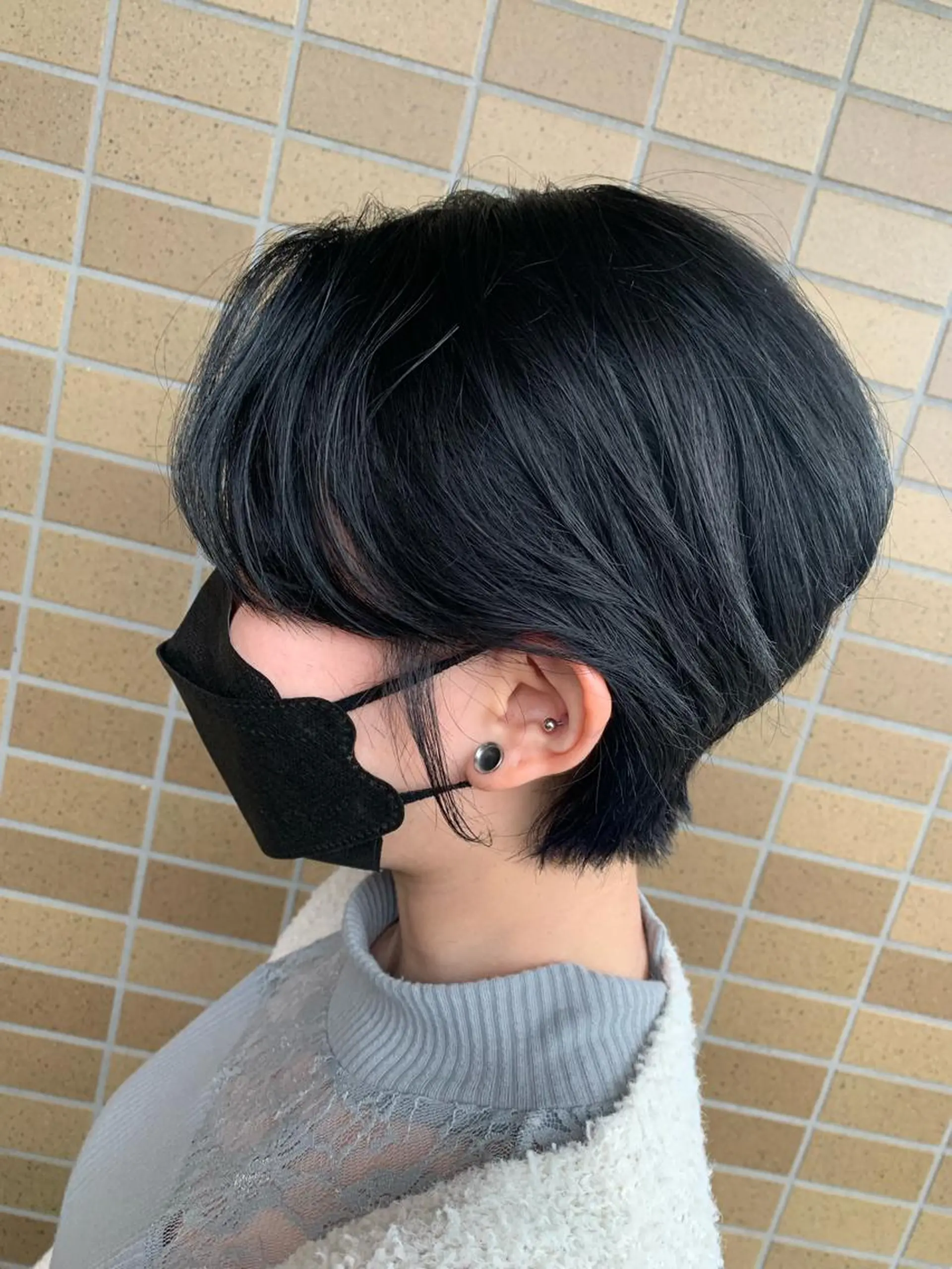 ショート カラー 黒髪 ブルーカラー ブルーブラック ショートヘア カット ヘアカラー stylist 静音「LEON」のヘアスタイル