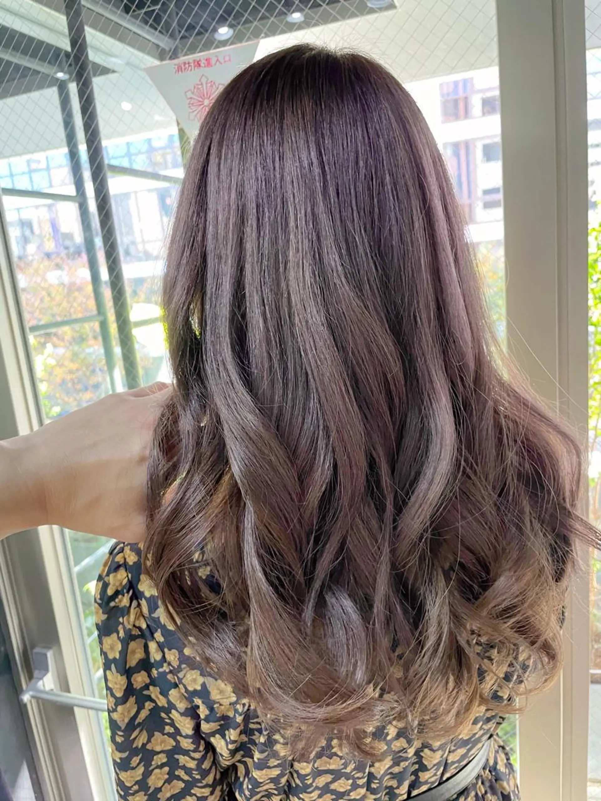 セミロング カラー ラベンダーカラー シルバー VERONIQUE所属・山本 雅由のヘアスタイル