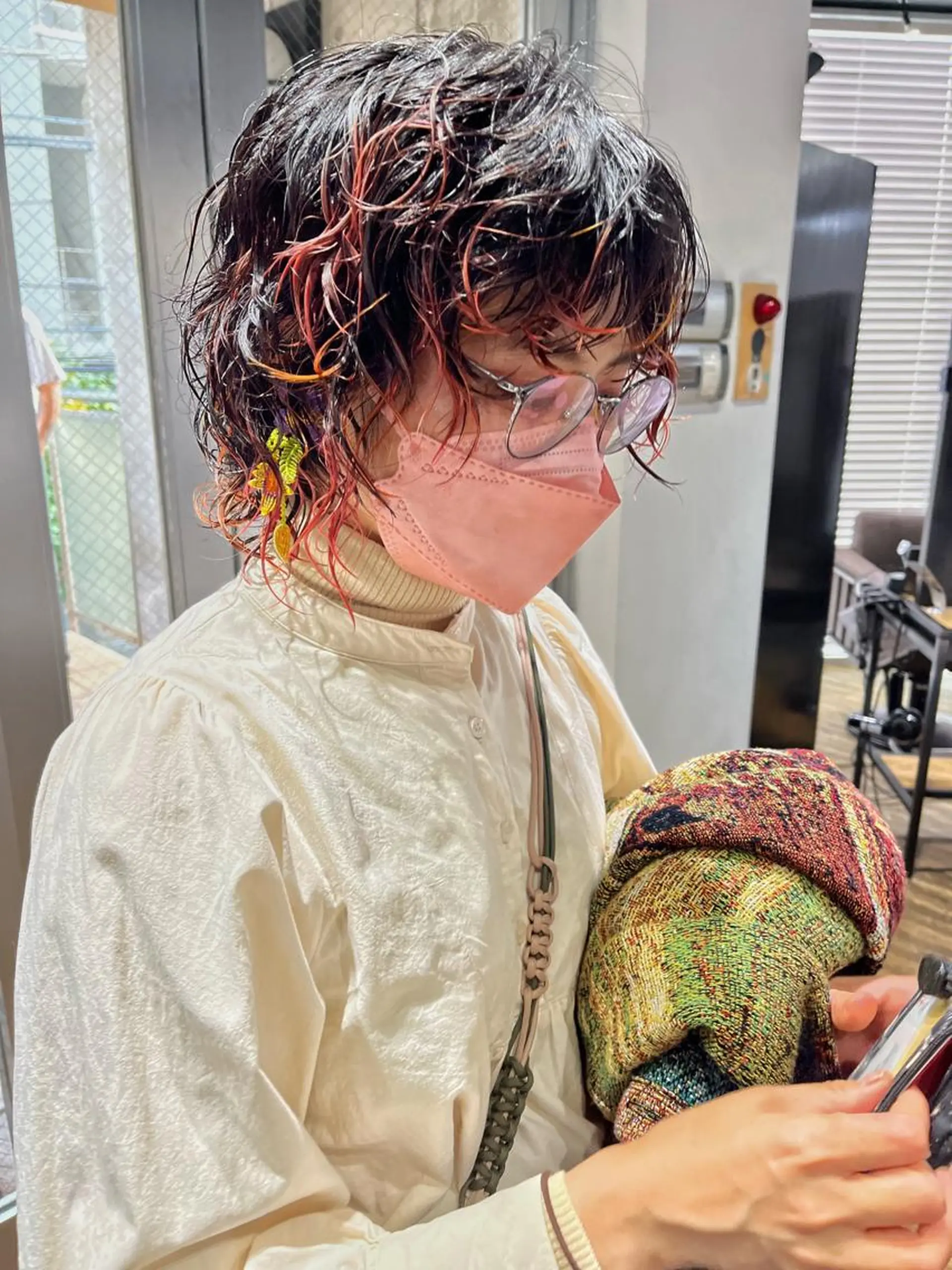 ショート アッシュ ミルクティーブラウン ピンクブラウン レイヤーカット カット パーマ ハイトーンNo.1✨ パーマ✨イマイタツヤのヘアスタイル