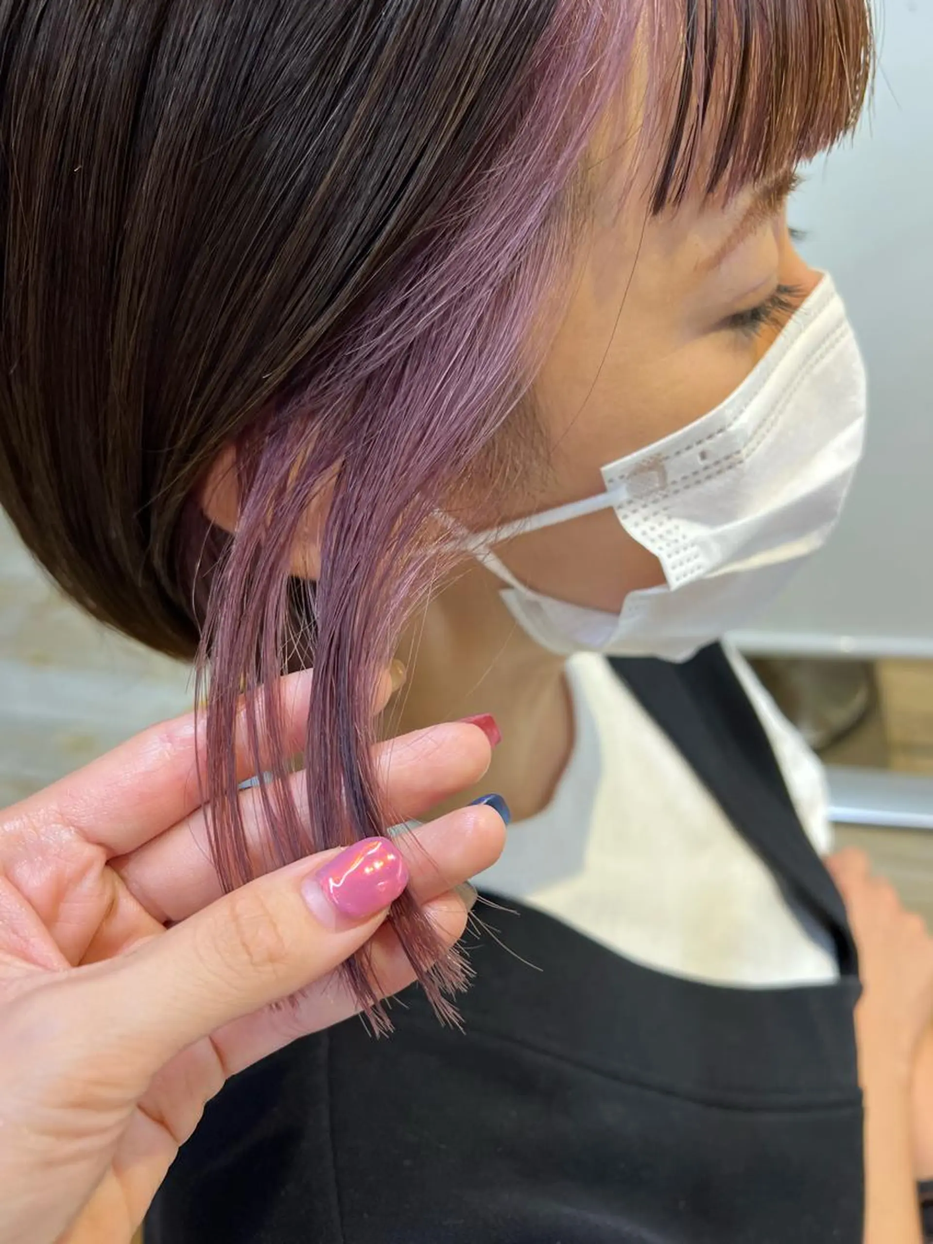 ショート カラー ヘアアレンジ ショートボブ ミストバング イヤリングカラー  フェイスフレーミング インナーカラー サナ🌱 切りっぱなしボブのヘアスタイル