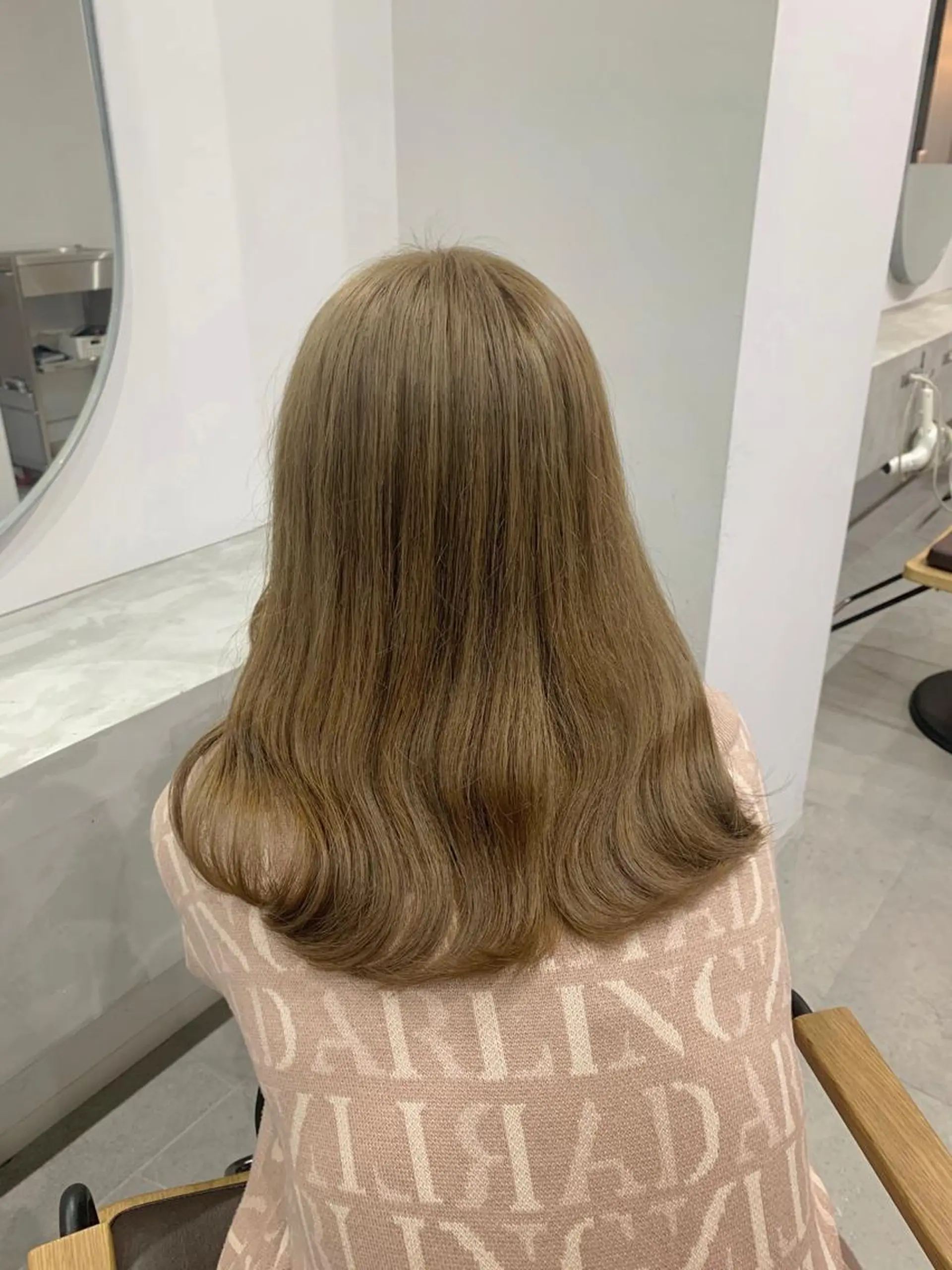 セミロング カラー ベージュカラー ミルクティーベージュ カット ヘアカラー トリートメント little 小濱彰太のヘアスタイル