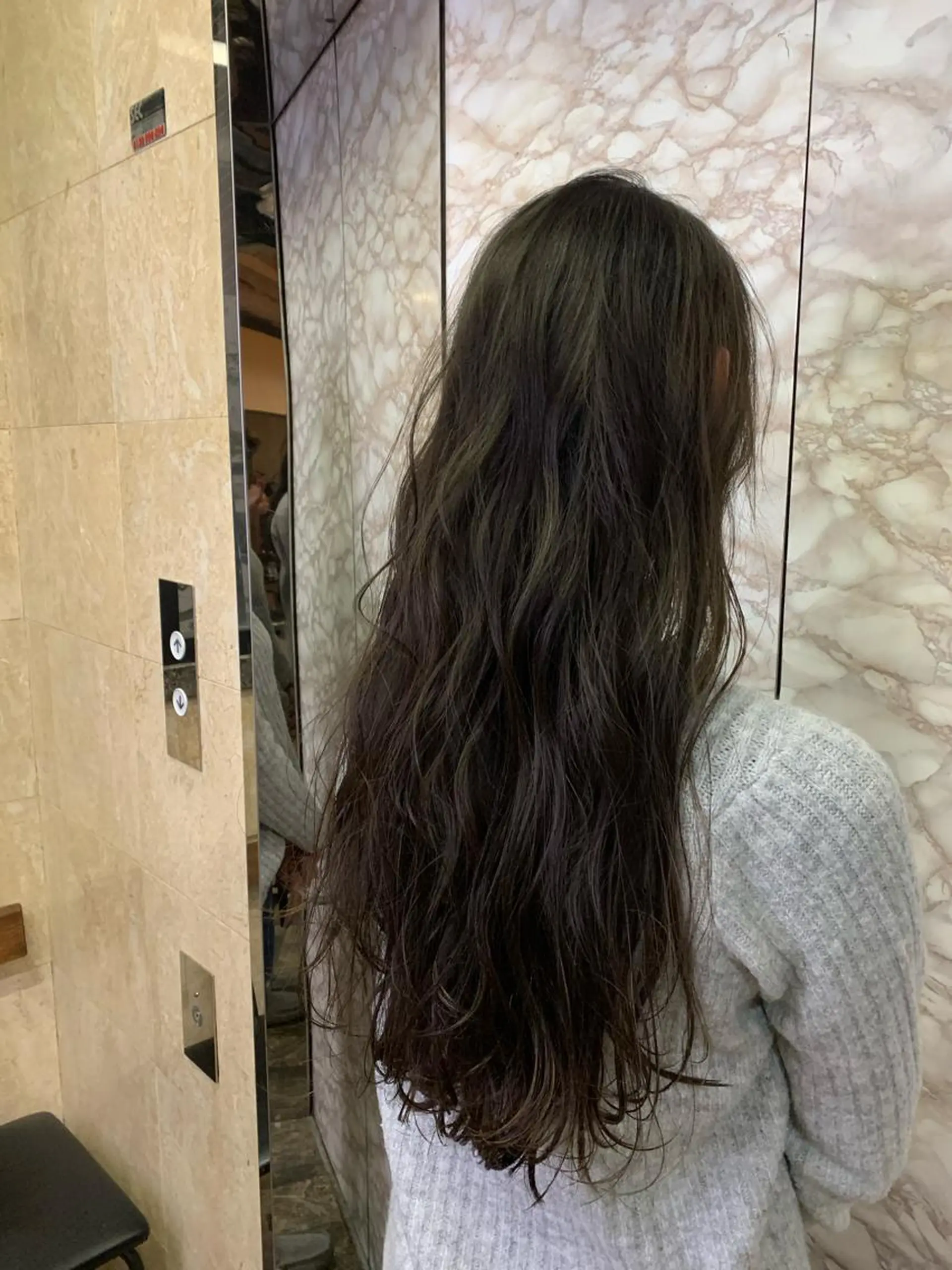 ロング カラー グレージュ シルバー シルバーグレージュ 🌟小顔レイヤー× 赤み消し透明感カラーのヘアスタイル