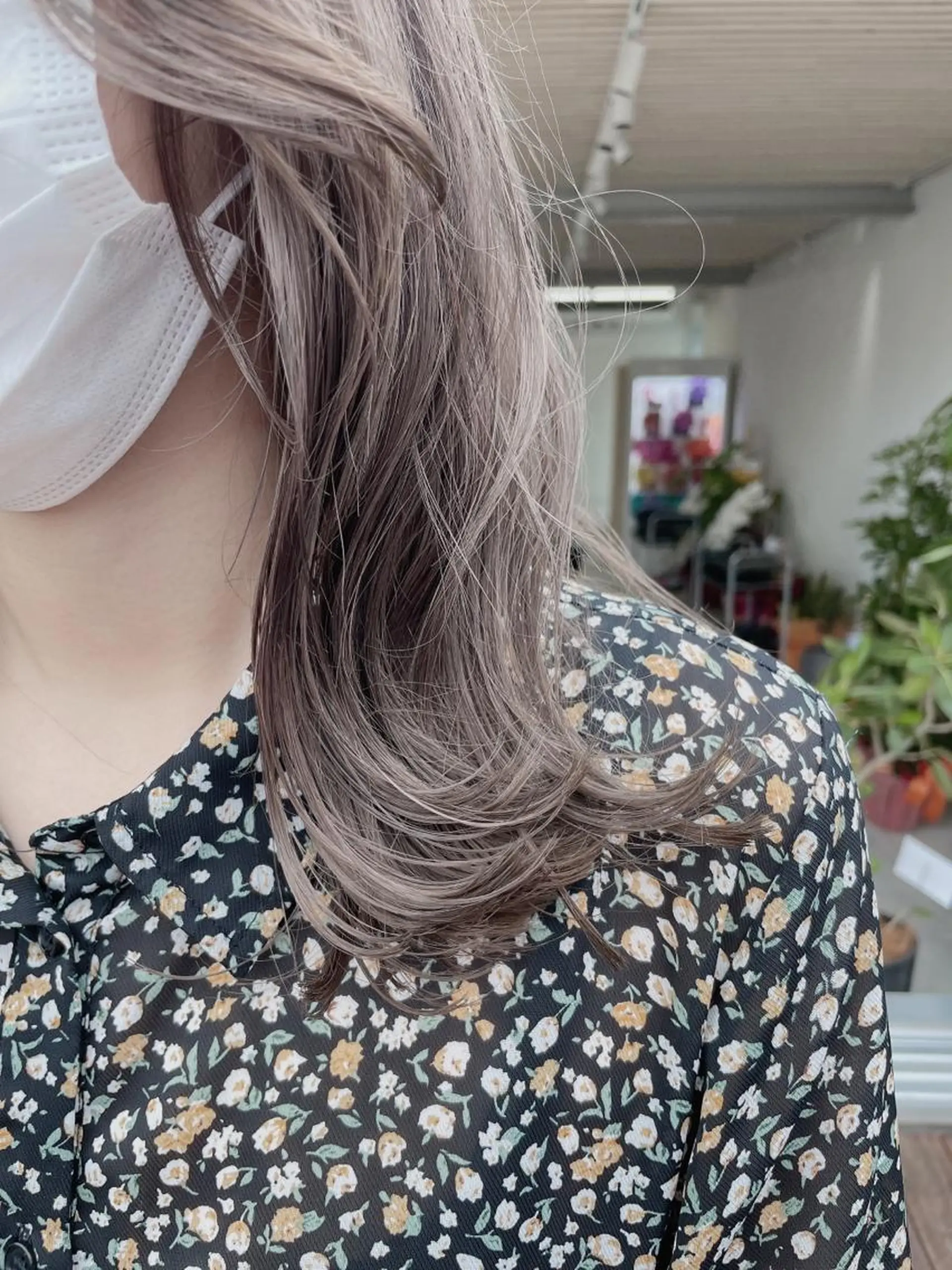 ミディアム カラー レイヤーカット 透明感カラーのヘアスタイル