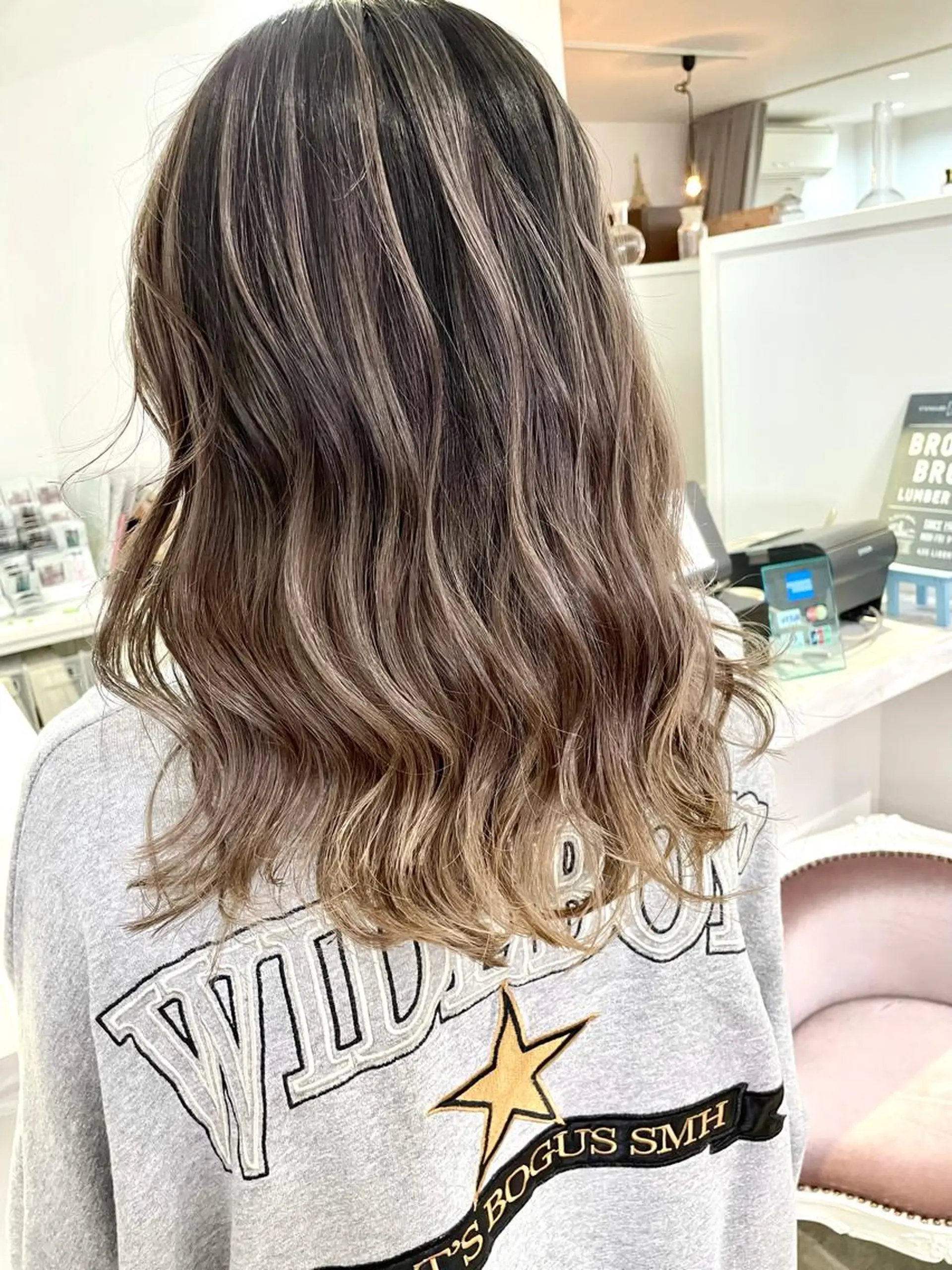 ミディアム レイヤーカット Lit.豊橋 夏目のヘアスタイル