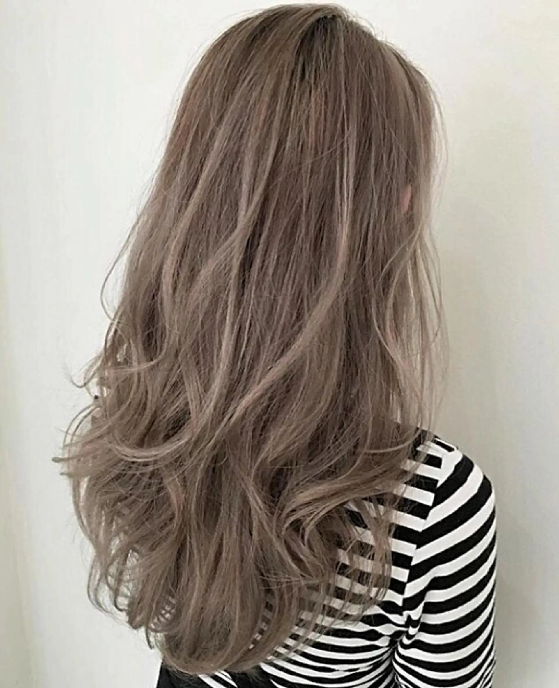 ミディアム セミロング ロング カラー アッシュ ベージュカラー グラデーションカラー ハイライトカラー ハイライト ケア剤オタク×海外 ヘア長谷川裕起のヘアスタイル