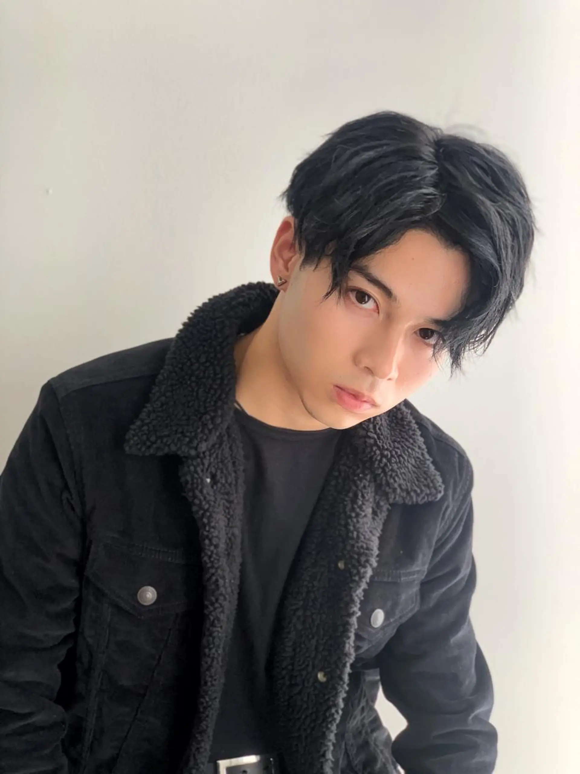 ショート パーマ メンズ アップバング メンズブリーチ センターパート フェードカット メンズハイライト メンズStylist 山根慧のヘアスタイル