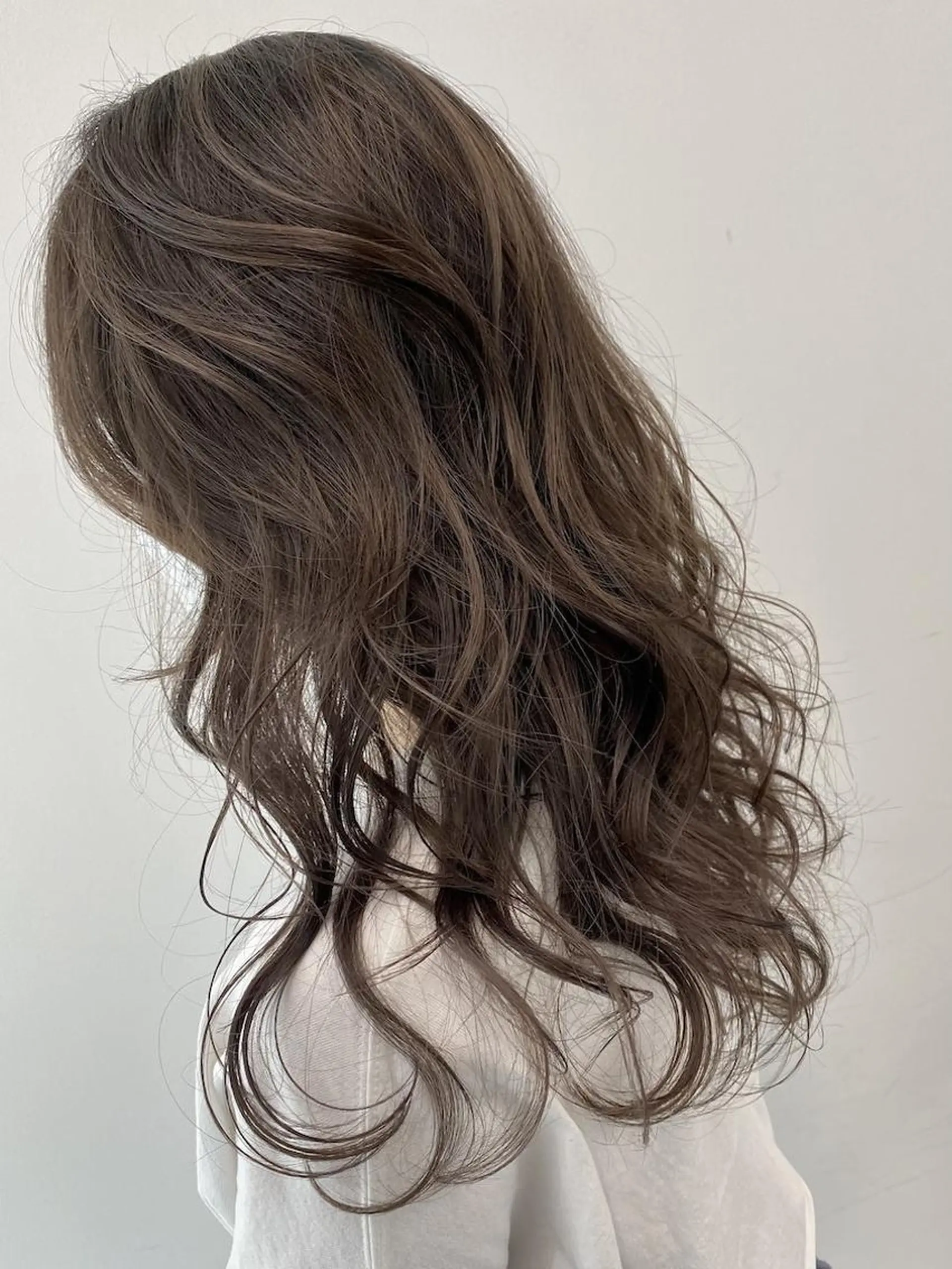 カラー ロング アディクシーカラー アッシュ ブルーカラー ダークアッシュ グレージュ ヘアカラー トリートメント 【公式】amble luxe 中野のヘアスタイル