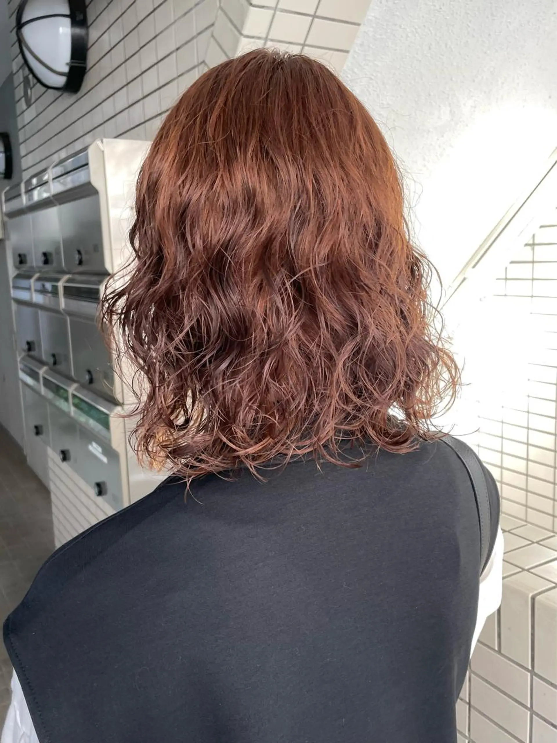 ミディアム カラー パーマ 切りっぱなしボブ ミディアムパーマ 透明感カラー デザインカラー ハイライトカラー 銀座No.1髪質改善 縮毛矯正/本木のヘアスタイル