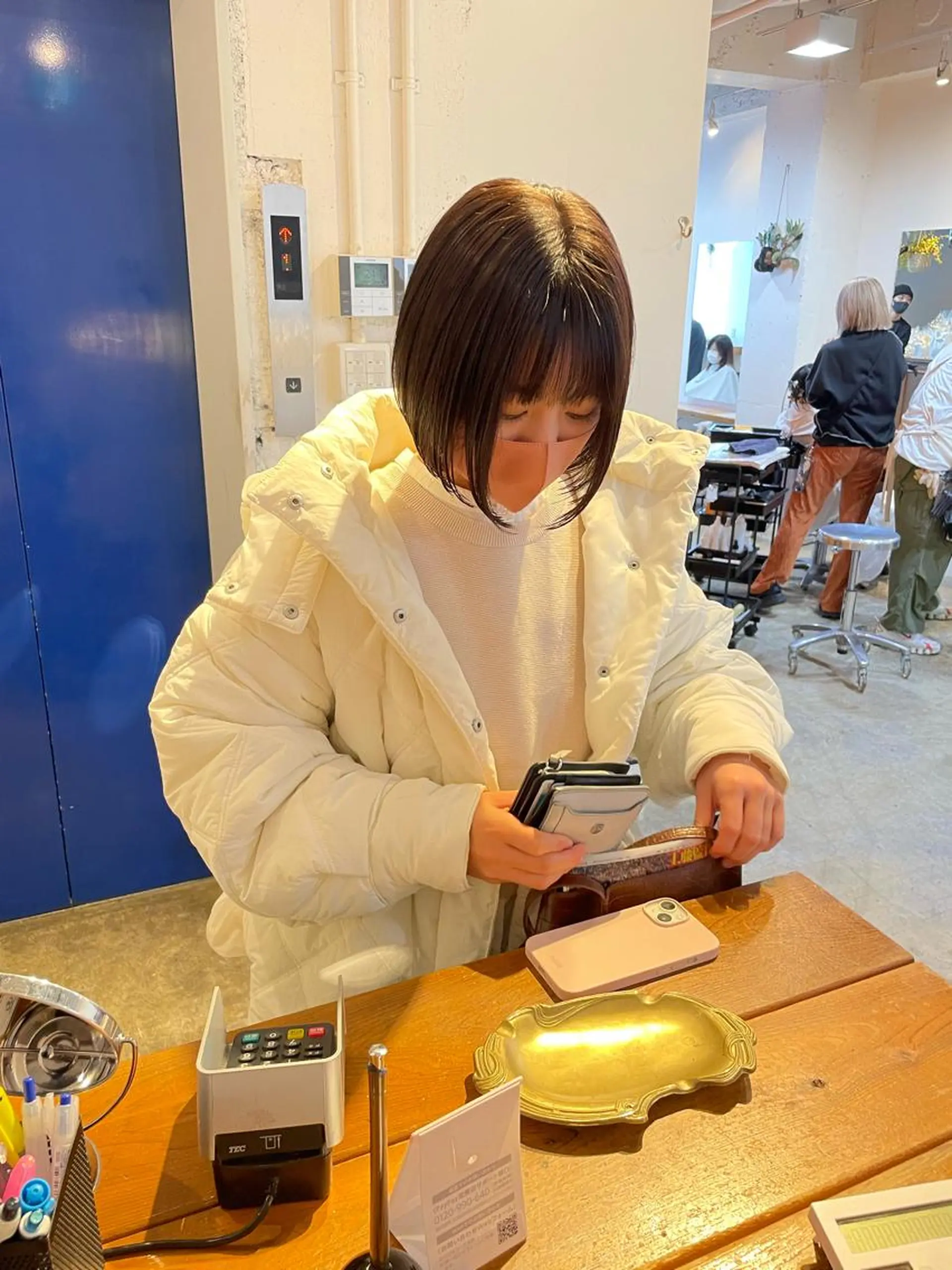 ショート カラー 黒髪 ブルーカラー ブルーブラック ボブ カット ヘアカラー トリートメント MIOベージュカラー 柔らかいカラーのヘアスタイル