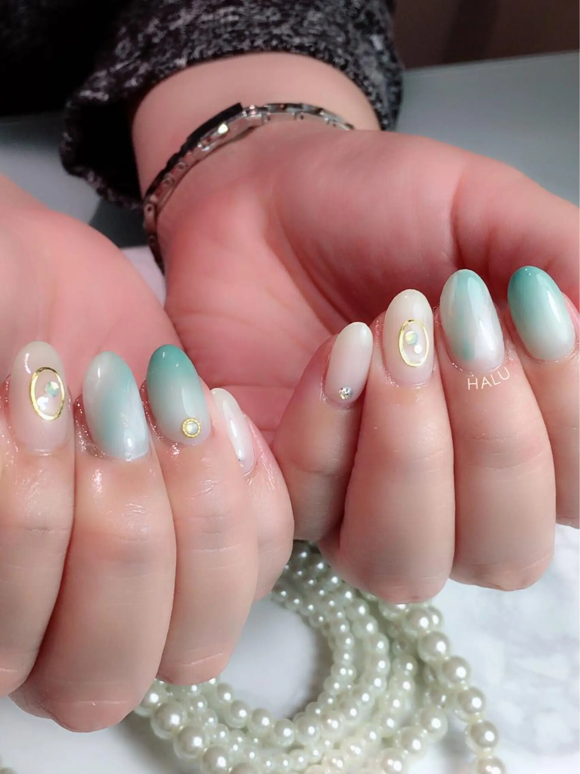 ネイル グリーン ニュアンスネイル HALU ハルのネイルデザイン