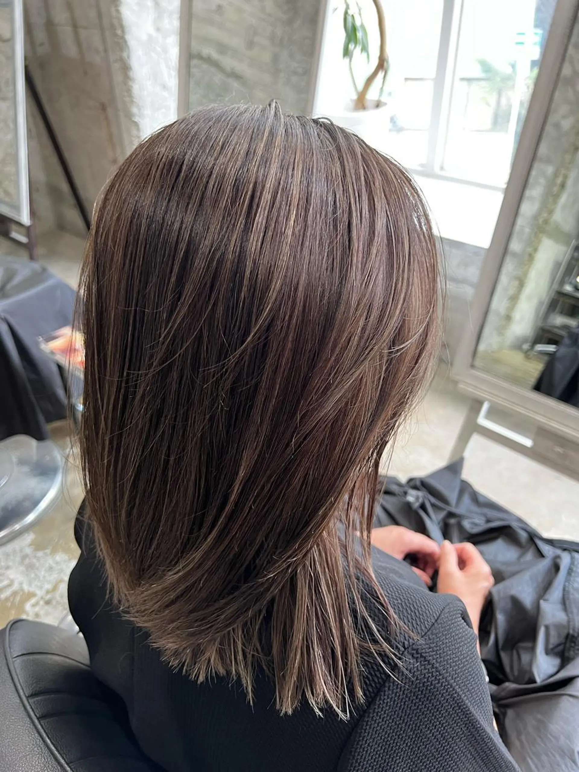 ミディアム カット ヘアカラー HI DEのヘアスタイル