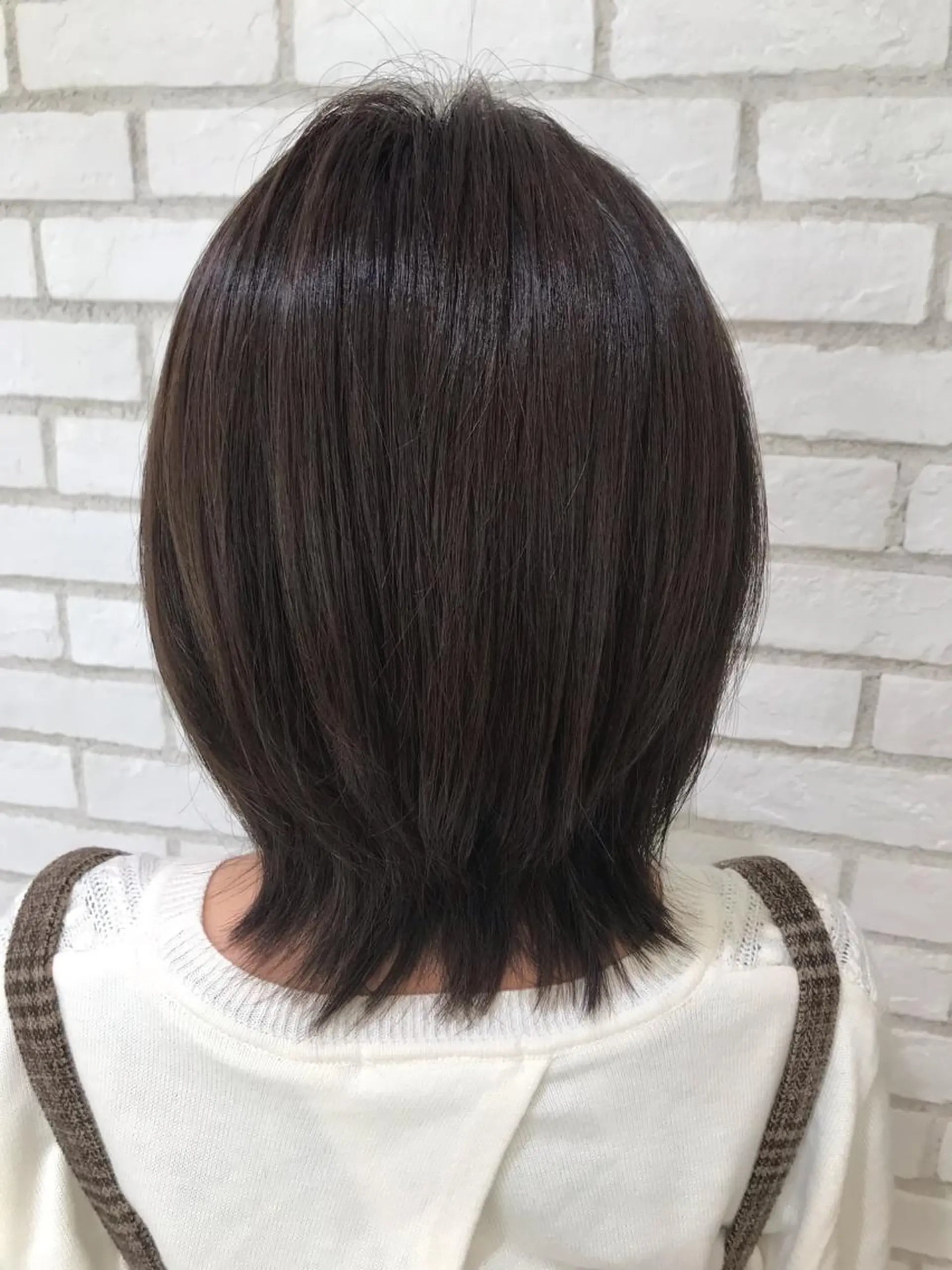 ミディアム くびれヘア レイヤーカット 外ハネヘア 米良 志織のヘアスタイル