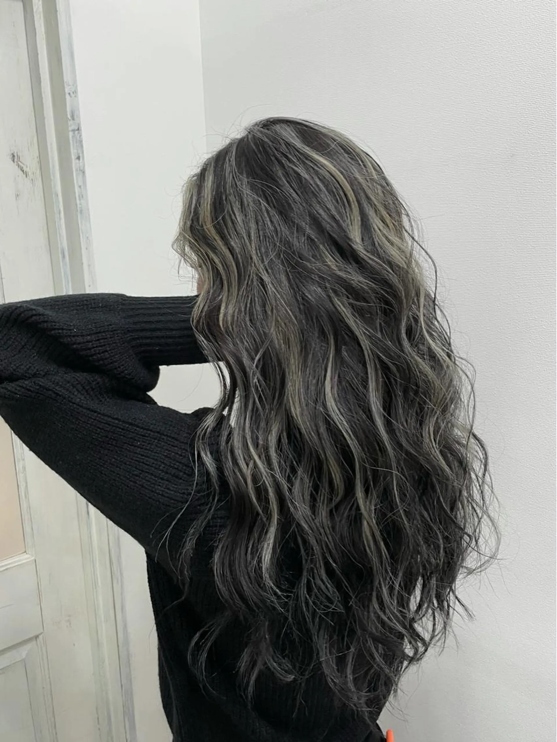 ロング 白いハイライト🤍 タナカリョウスケのヘアスタイル