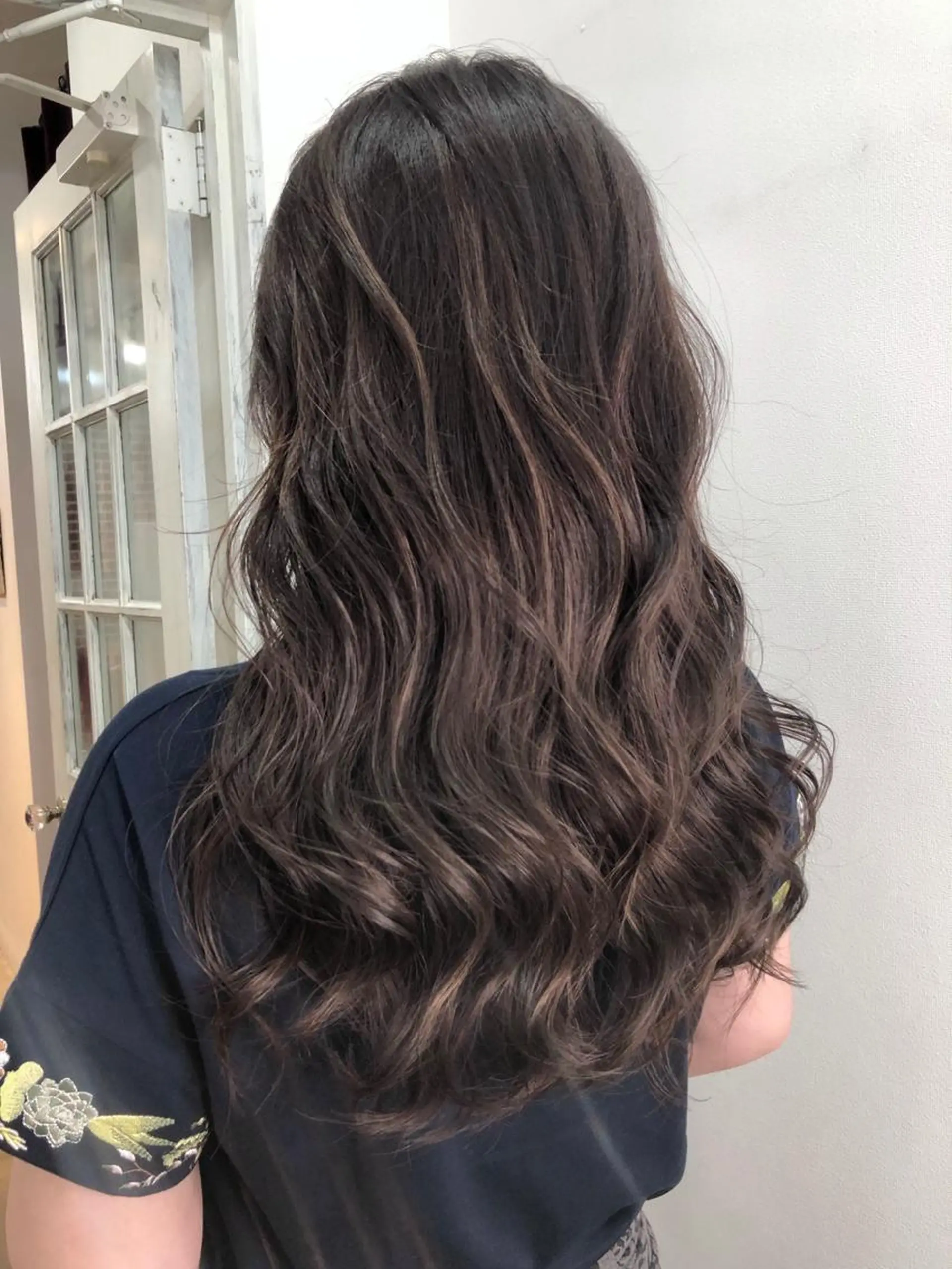 セミロング 白いハイライト🤍 タナカリョウスケのヘアスタイル