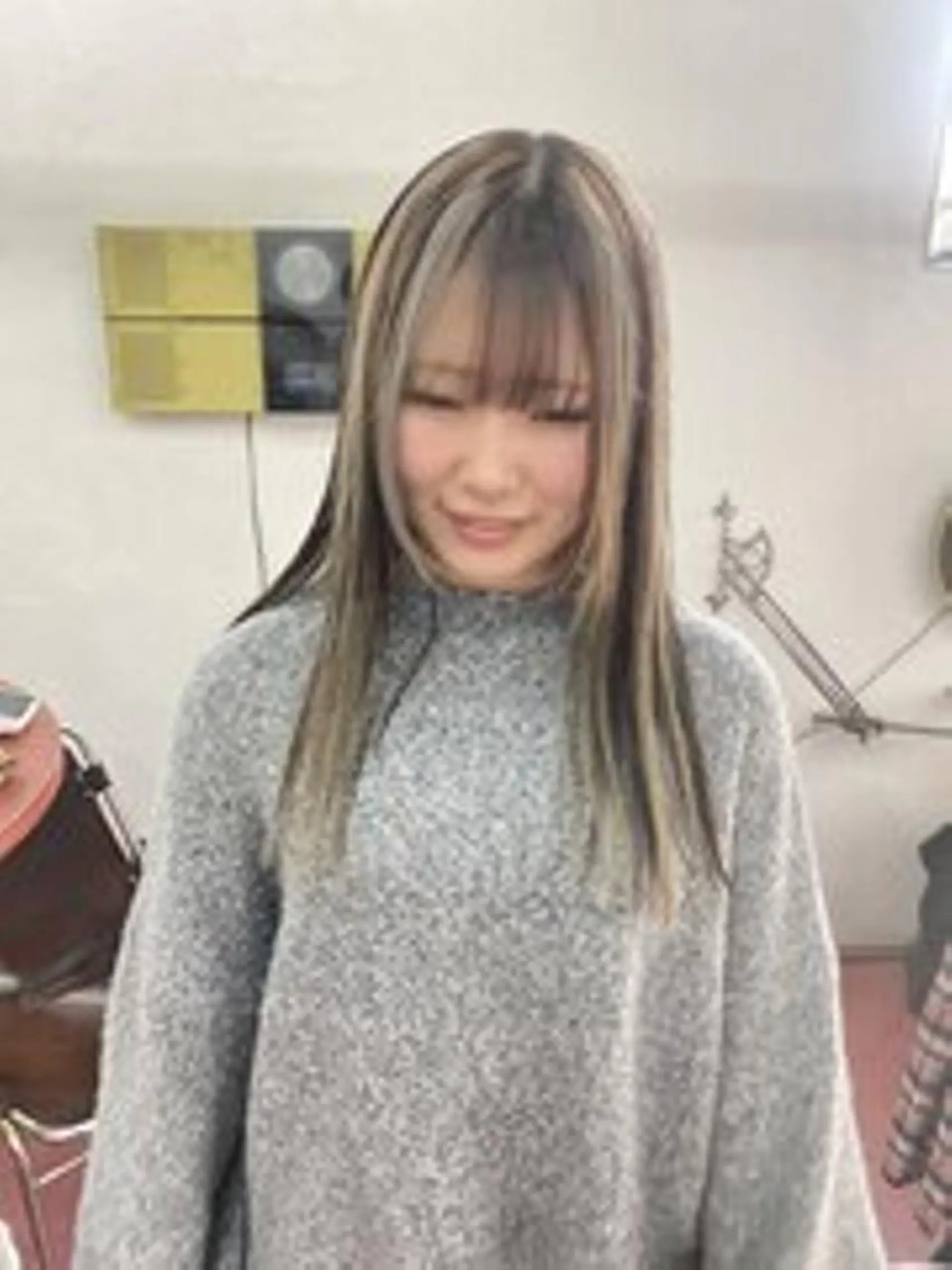 カラー ロング ブリーチ qiie リタッチ 黒染め　ワンカラーのヘアスタイル